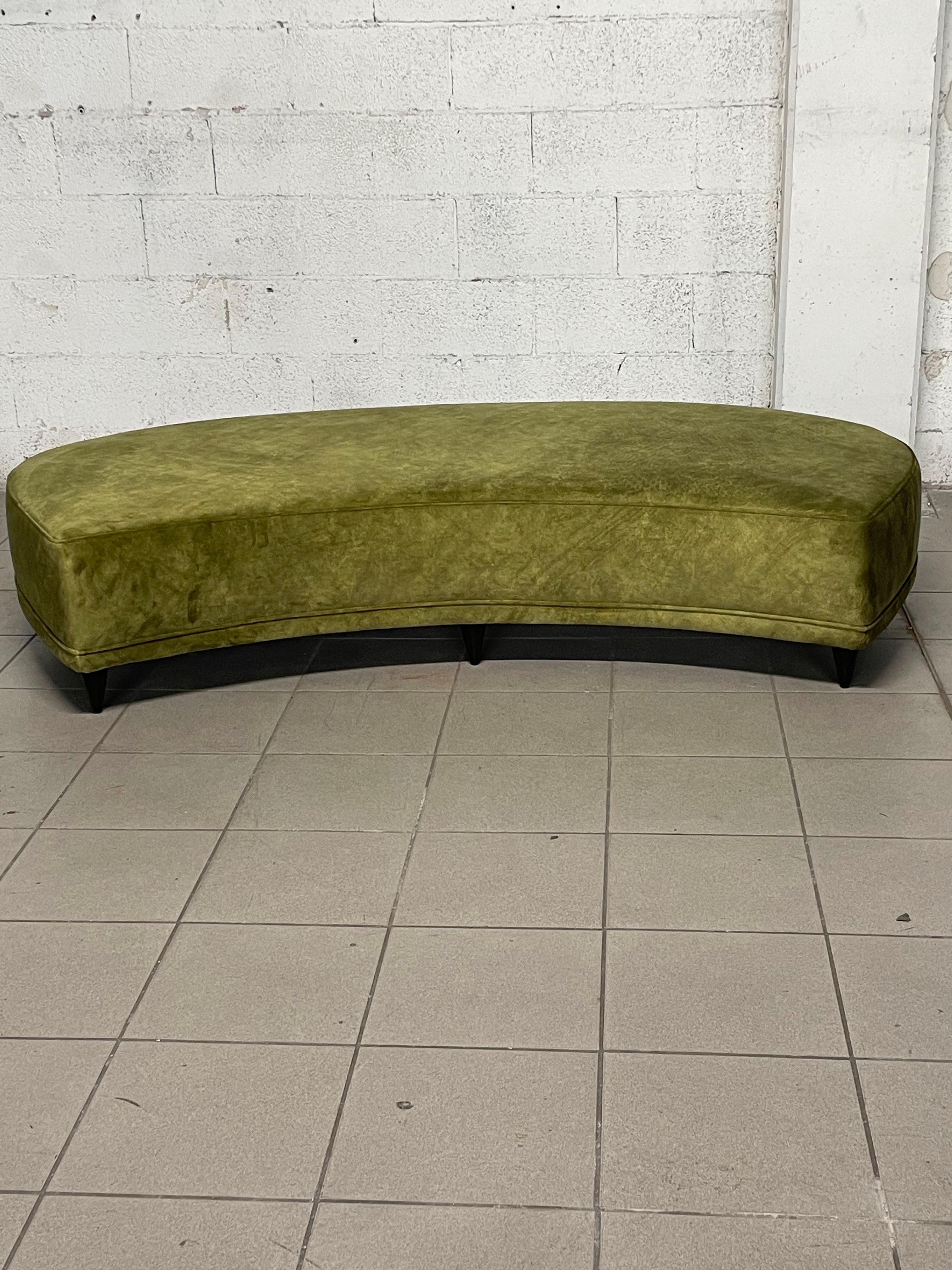 Grande panca sagomata, anni '40 - '50, di produzione italiana.
Piedini in legno a cono e rivestimento in Teddy verde effetto vellutato, morbidissimo.
Si inserisce perfettamente all'interno di un'area living o in uno showroom.
