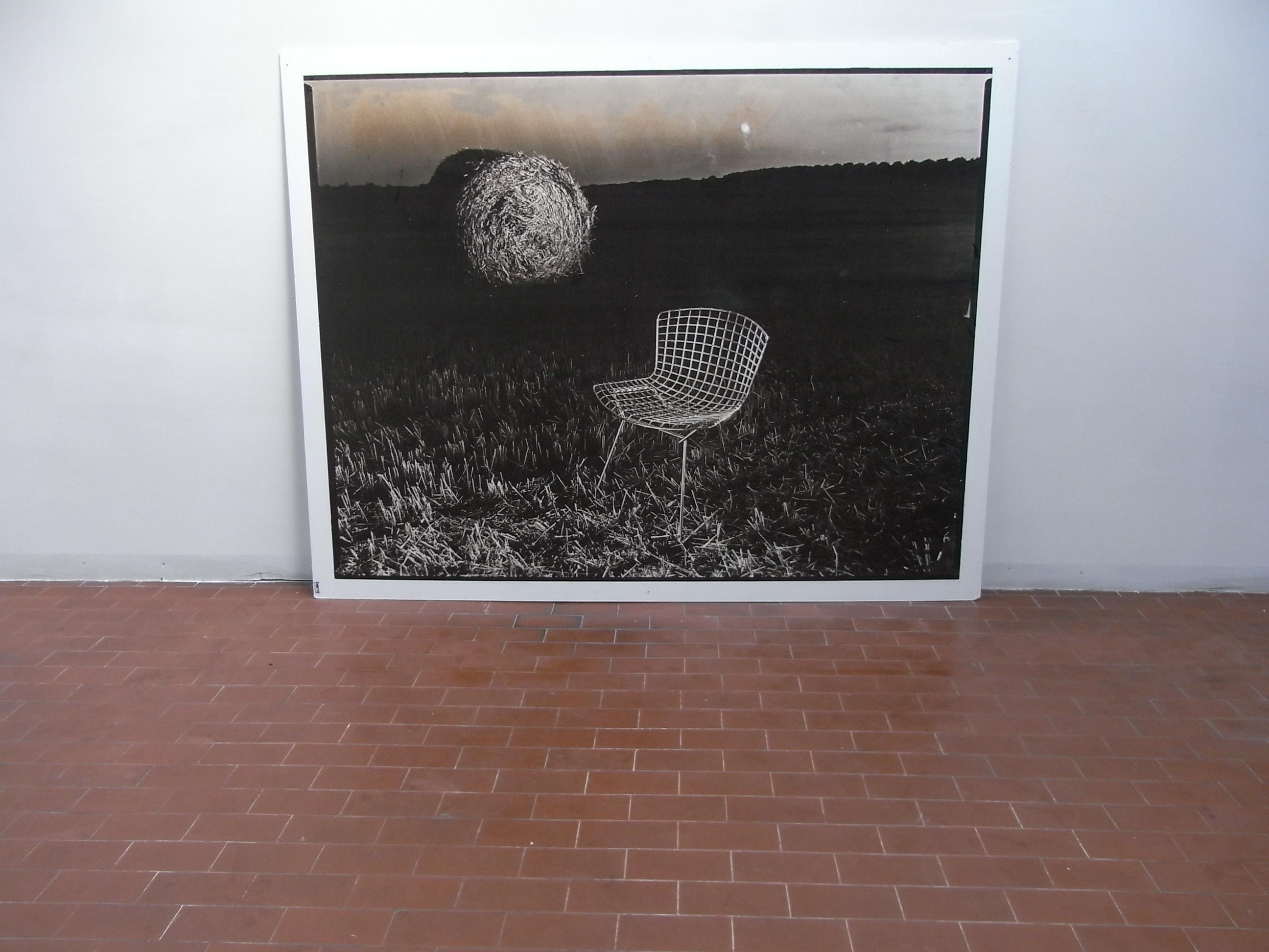 Pannello di grandi dimensioni di stampa di foto di Luigi Bussolati, anni 90. Soggetto sedia Wire Chair di Bertoia. Stampa su forex 4 mm. Fa parte di un gruppo di 8 fotografie sul design. il pannello ha delle parti rovinate. vedi foto