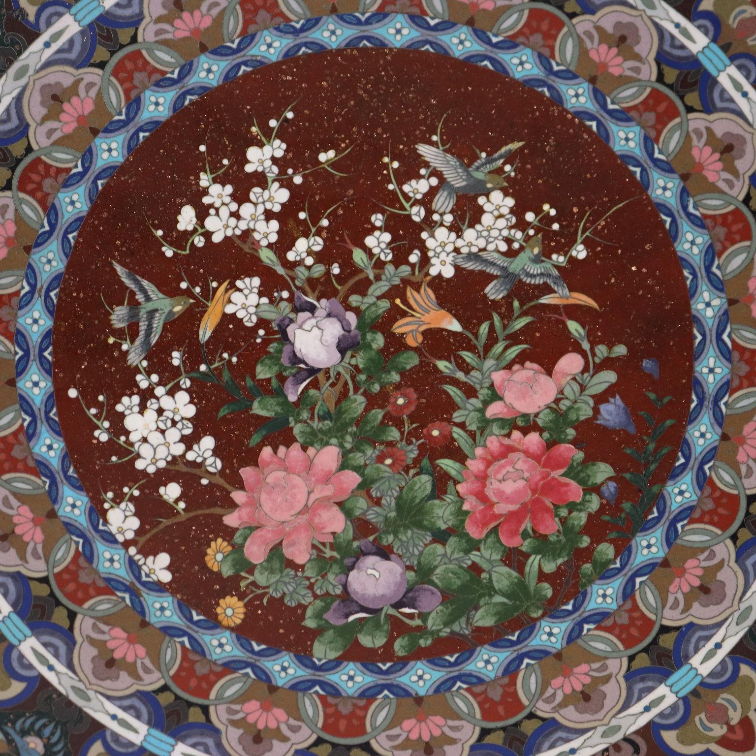 Large polylobed cloisonné enamel dish decorated in several concentric orders. A delicate composition of flowers and birds adorn its central part, all in the style of Namikawa Yasuyuki.