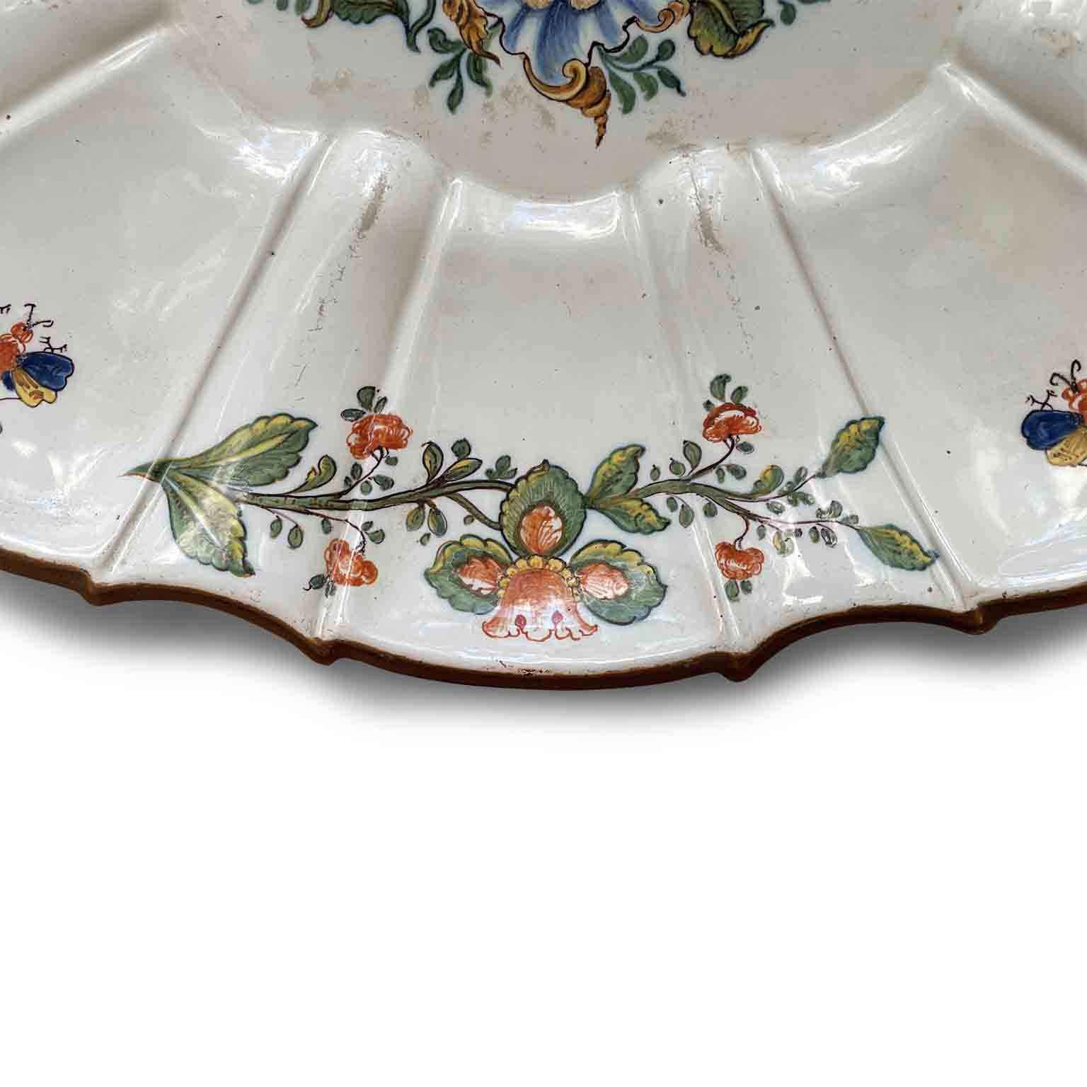 Große Maiolica-Schale der Antonibon-Manufaktur mit Fruchtdekoration um 1750 in ausgezeichnetem Zustand ovale Form mit gemischten Rändern, trägt in der Mitte einen Fruchtdekor, der auf einer Rocaille-Muschel ruht. Die Ränder der Blütentrauben werden