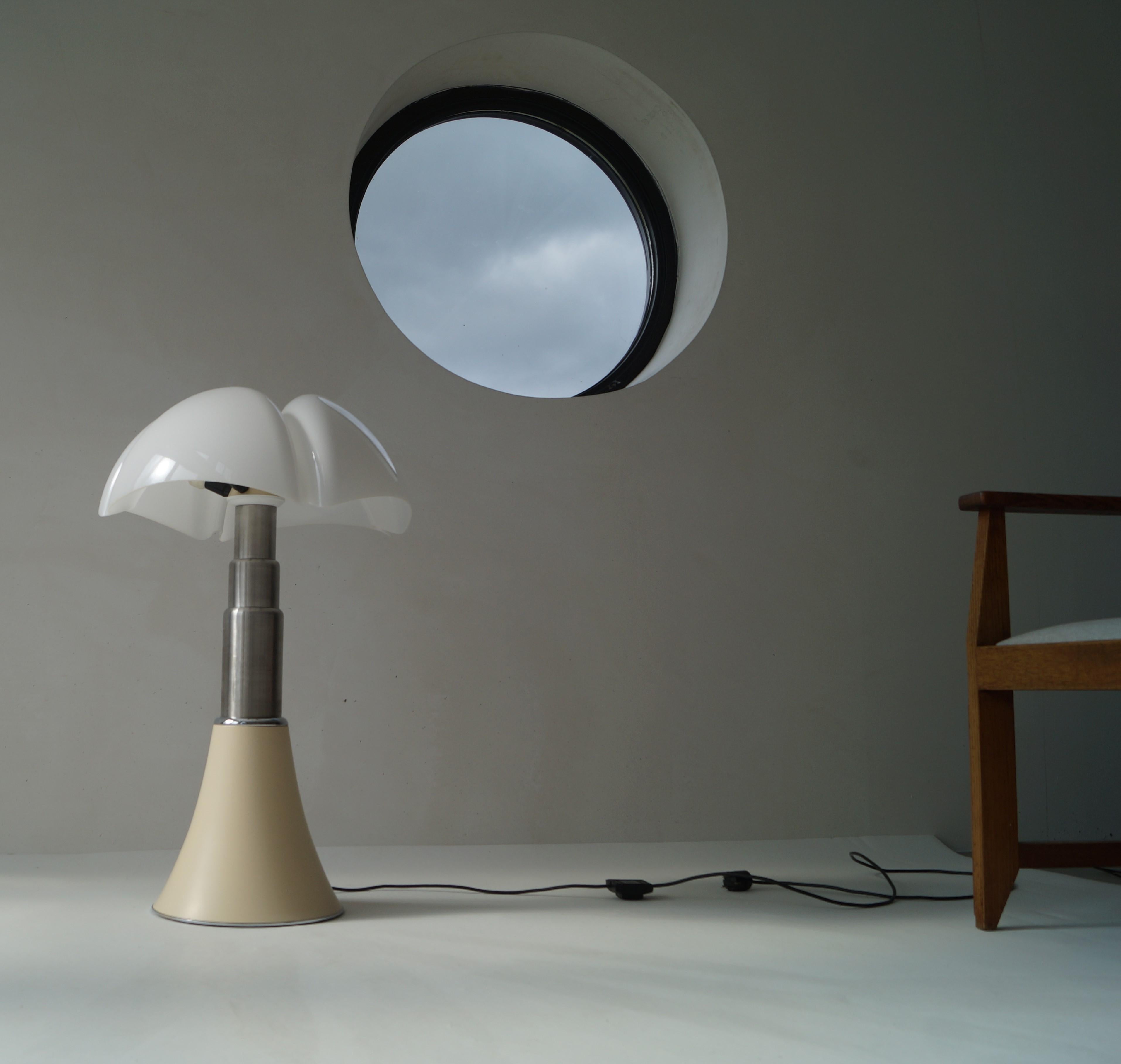 Stunning and iconic ''Pipistrello'' floor or table lamp model 620, ca. 1970. All original. Rare as a vintage piece; these lamps are still available new but a 1970s one is more sought after by collectors and vintage lovers. This one comes from the