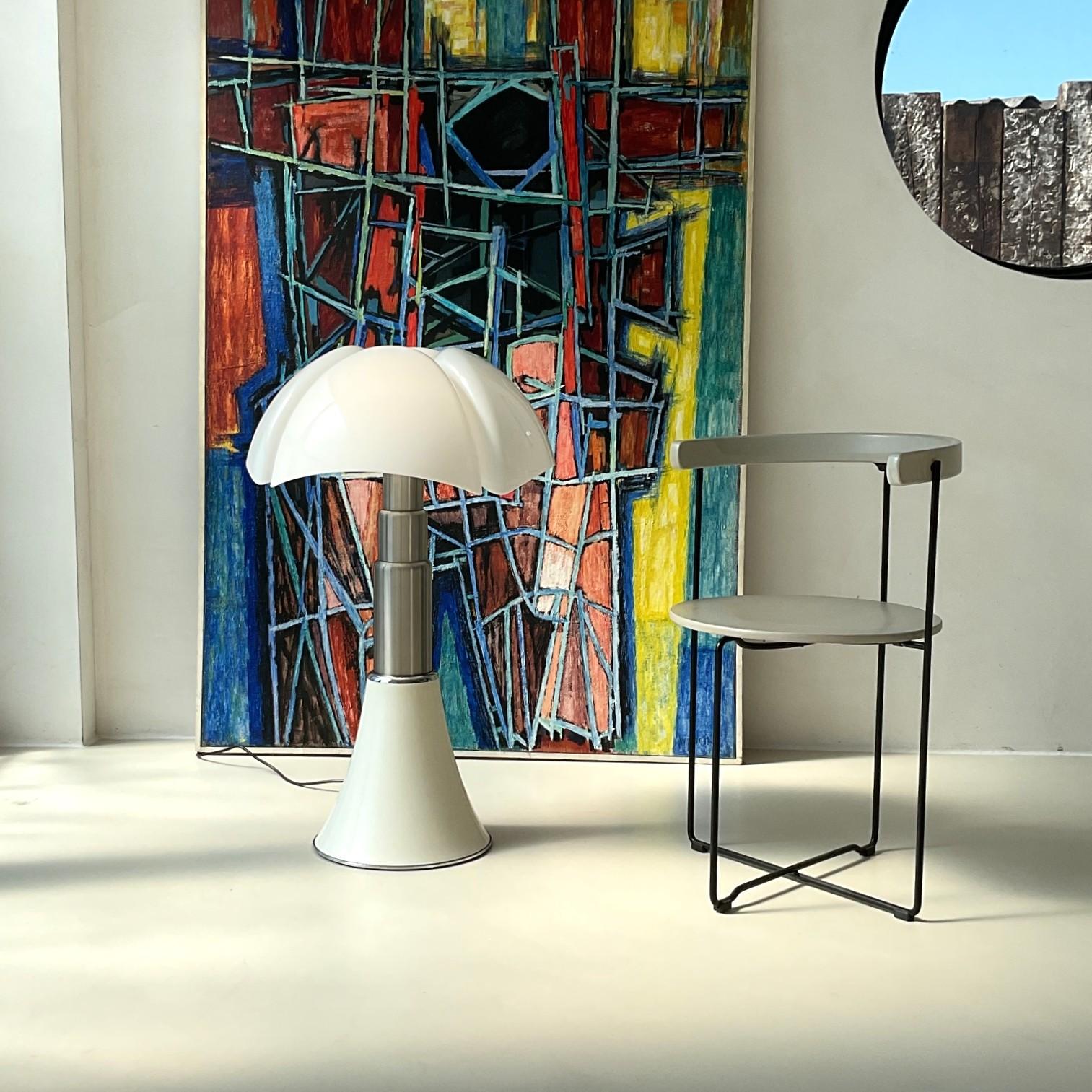 Stupéfiant et iconique lampadaire ou lampe de table ''Pipistrello'' modèle 620, vers 1980. Pièces originales. Rare en tant que pièce vintage ; ces lampes sont encore disponibles neuves mais une lampe vintage est plus recherchée par les