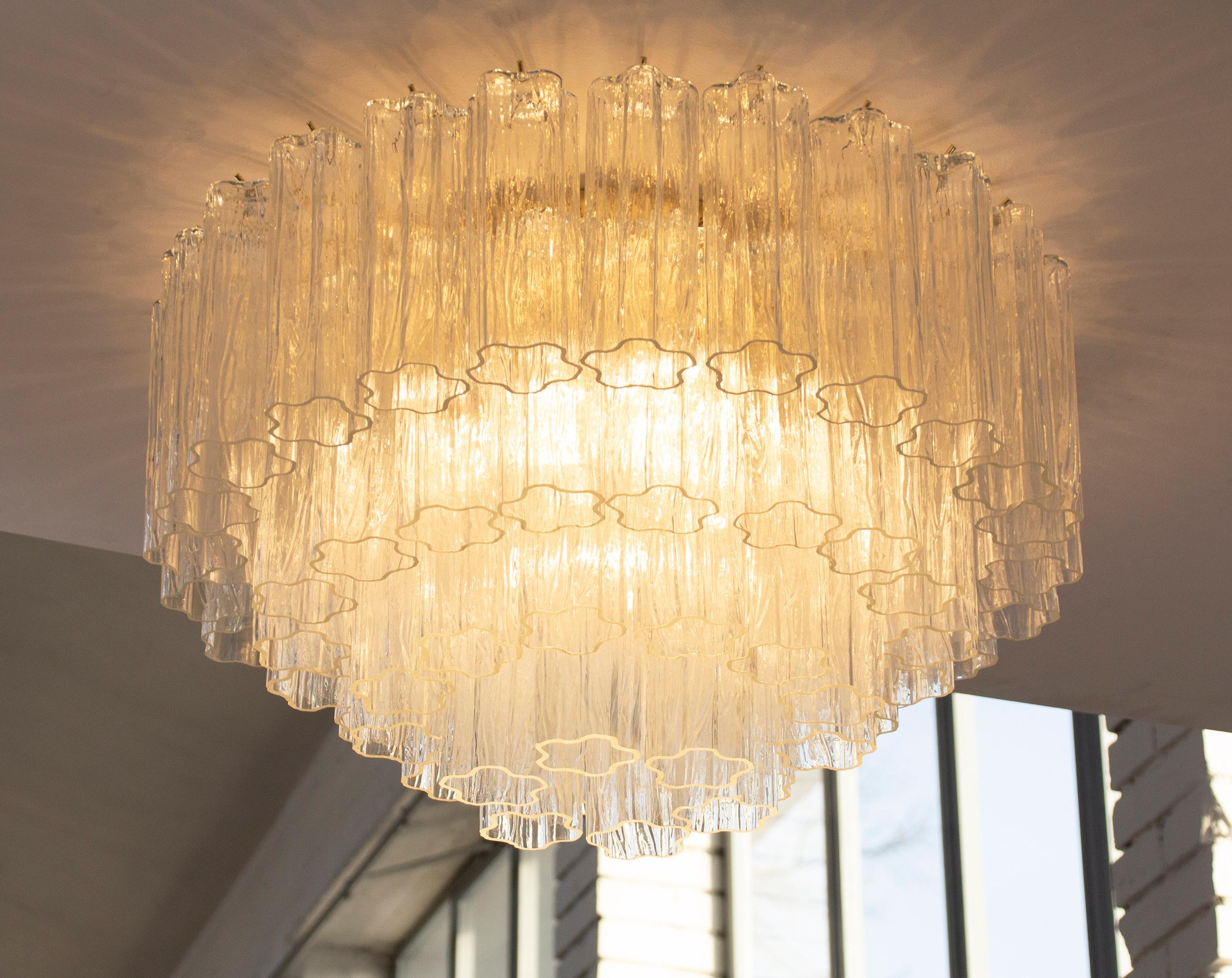 Italiano Grande plafoniera con pendagli vetro di Murano ispirata al mid-century italiano in vendita