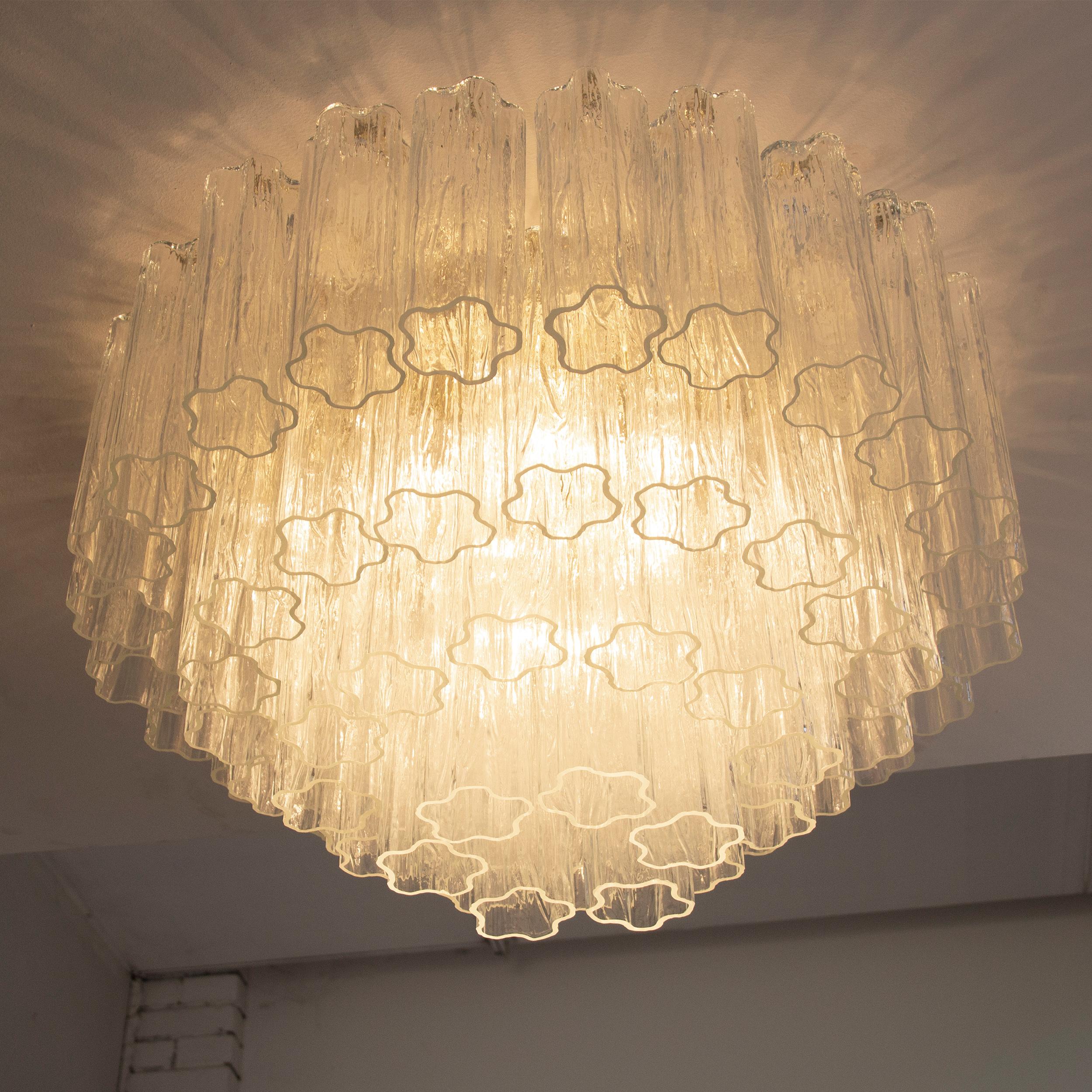 Grande plafoniera con pendagli vetro di Murano ispirata al mid-century italiano In condizioni Nuovo in vendita a Trebaseleghe, IT