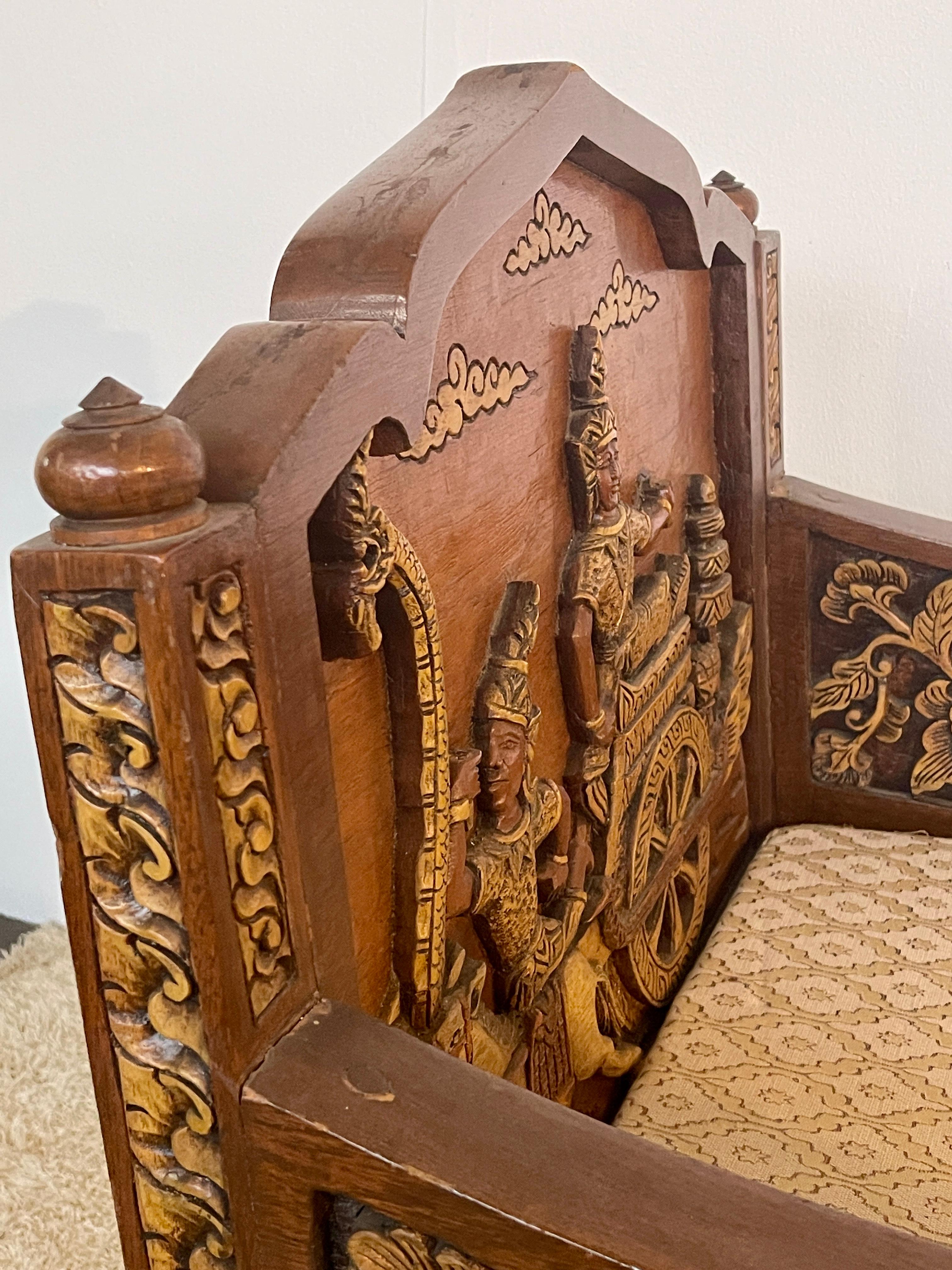 Grande poltrona antica tailandese in legno intagliato a mano del XIX secolo For Sale 2