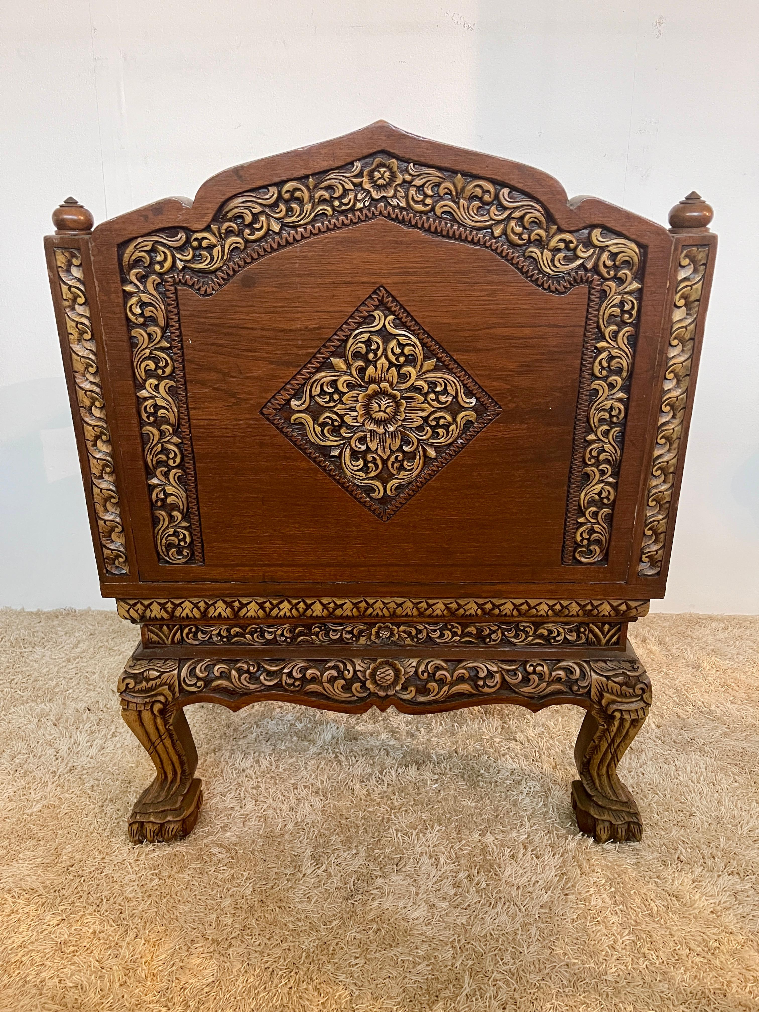 Grande poltrona antica tailandese in legno intagliato a mano del XIX secolo For Sale 3