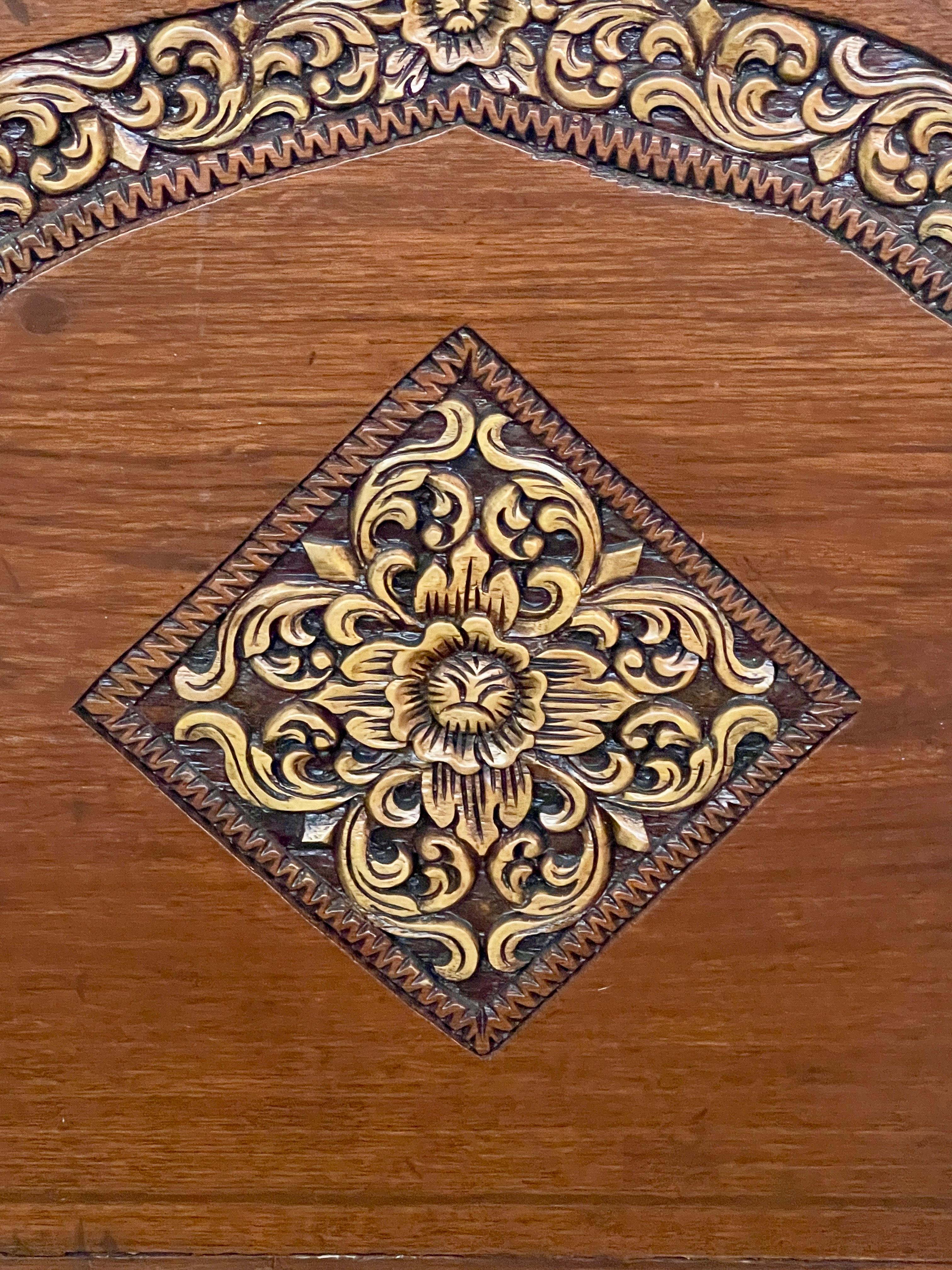 Grande poltrona antica tailandese in legno intagliato a mano del XIX secolo For Sale 4