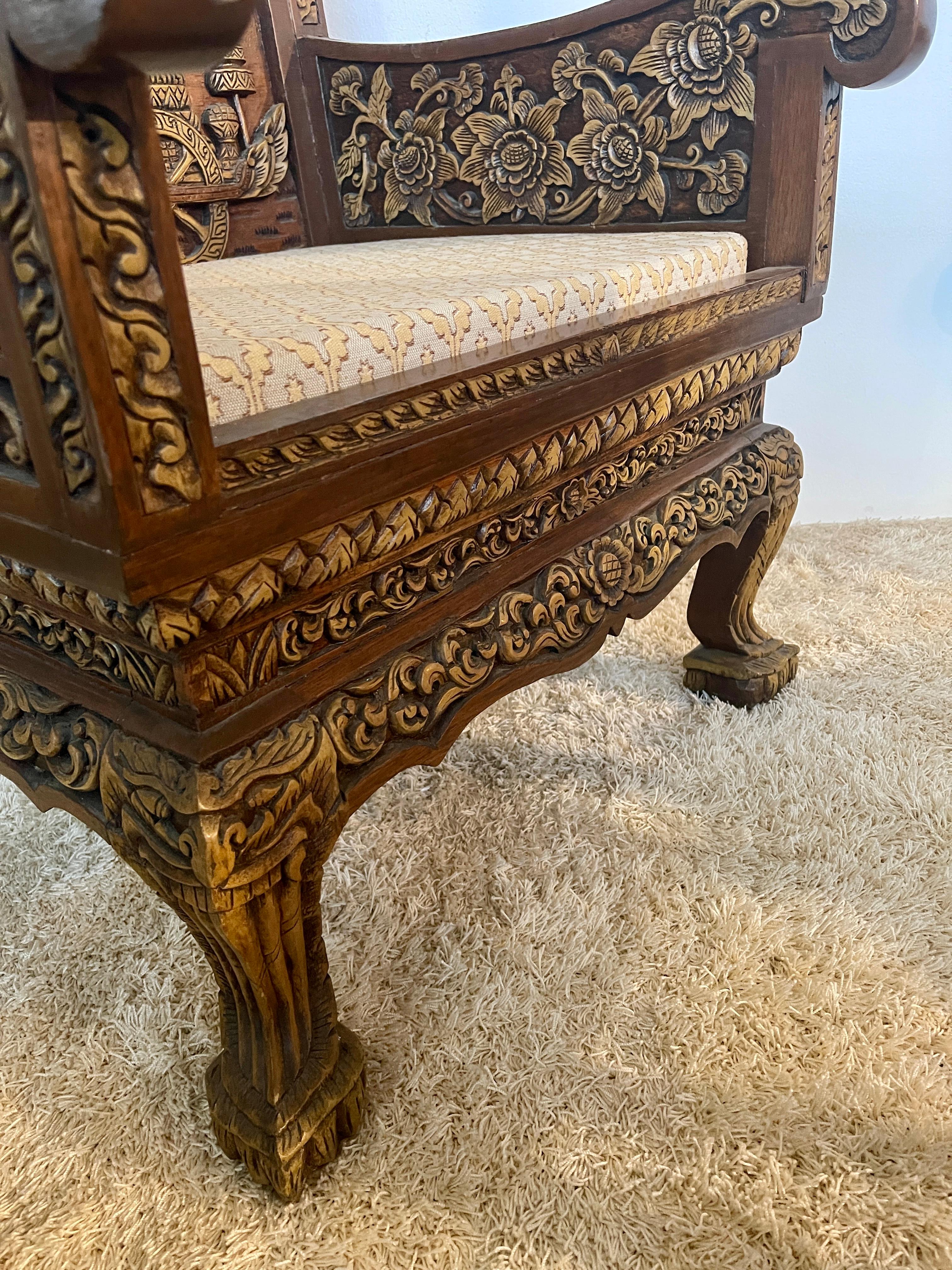 Grande poltrona antica tailandese in legno intagliato a mano del XIX secolo For Sale 5