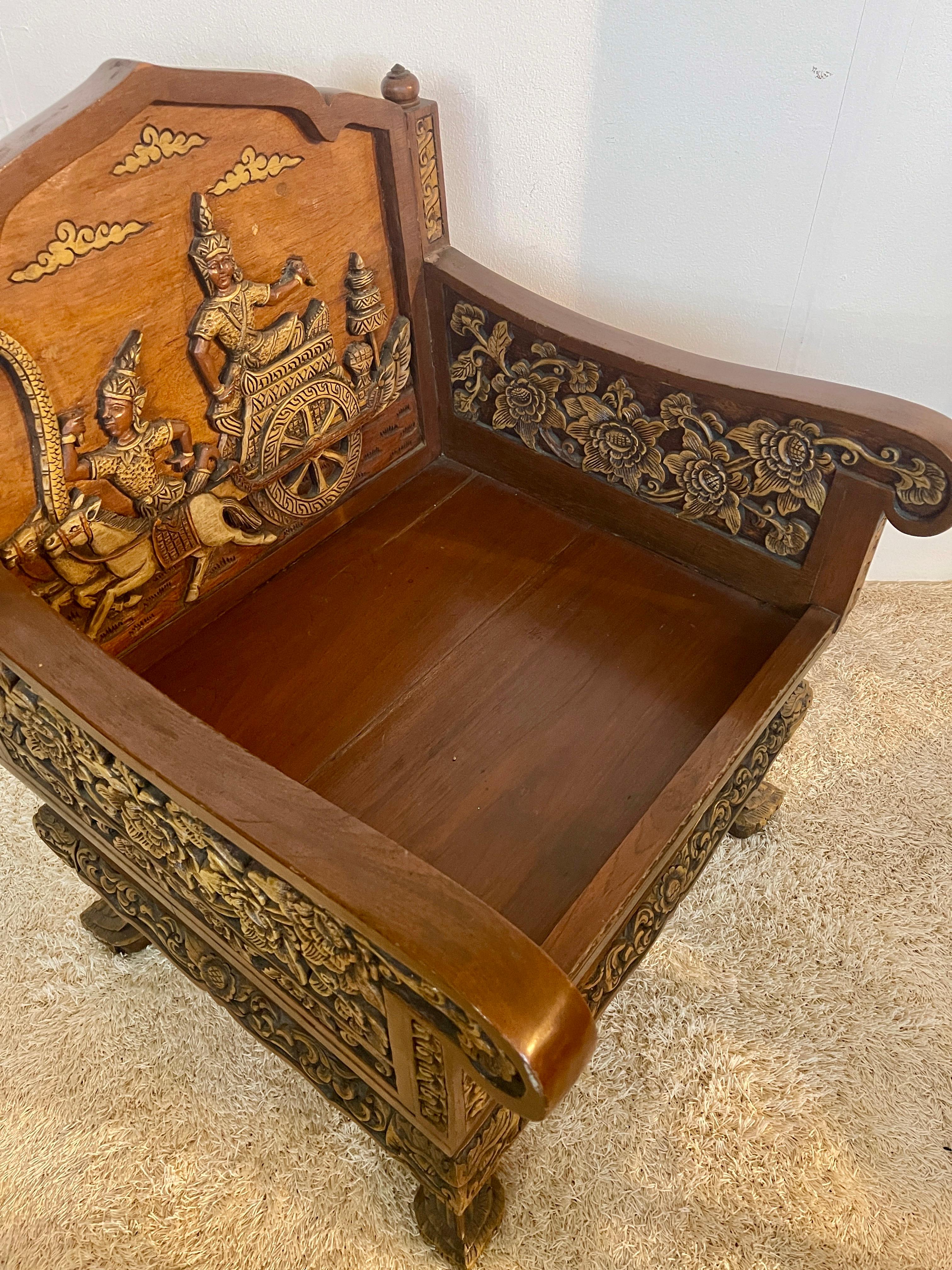Grande poltrona antica tailandese in legno intagliato a mano del XIX secolo For Sale 6