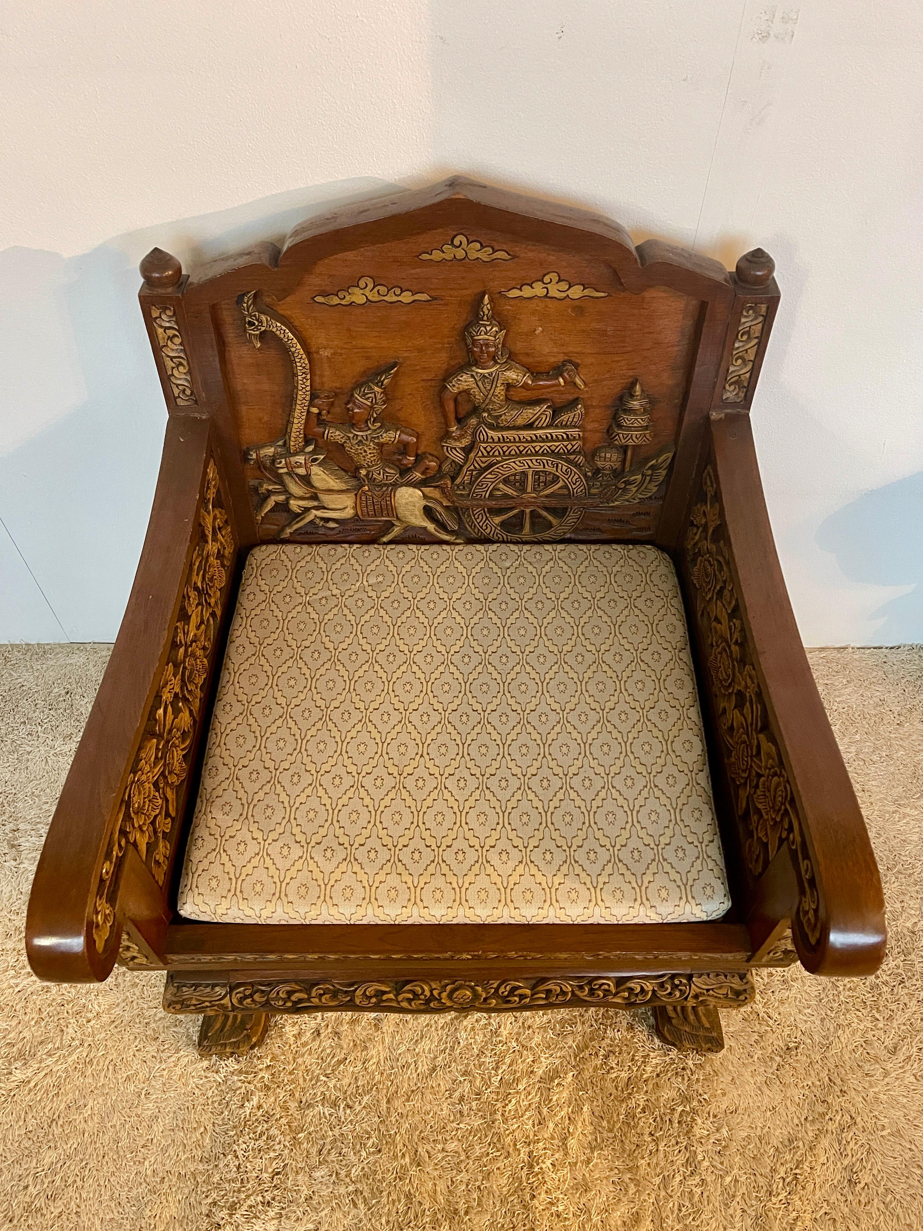 Grande poltrona antica tailandese in legno intagliato a mano del XIX secolo For Sale 7