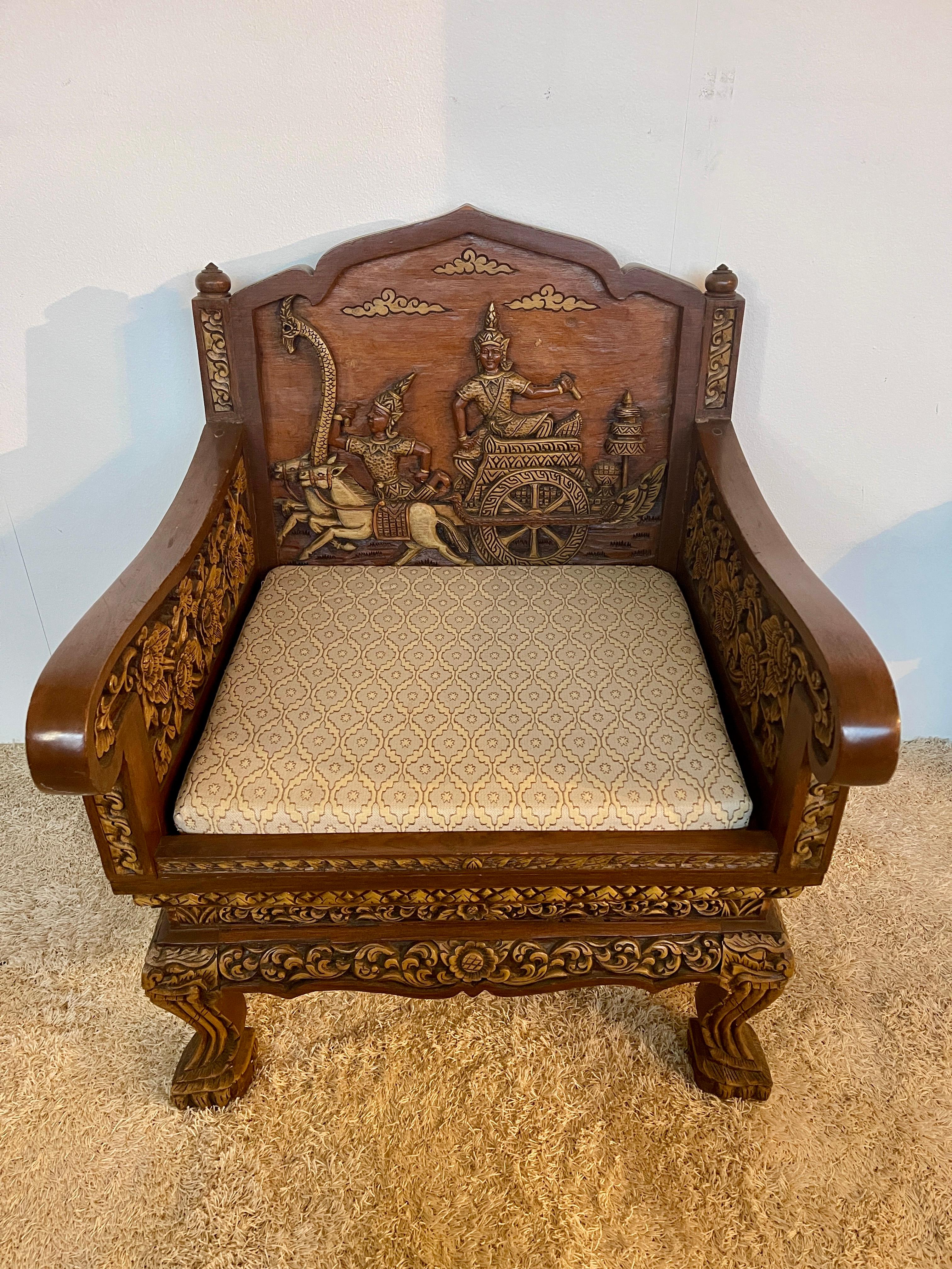 Grande poltrona antica tailandese in legno intagliato a mano del XIX secolo For Sale 8