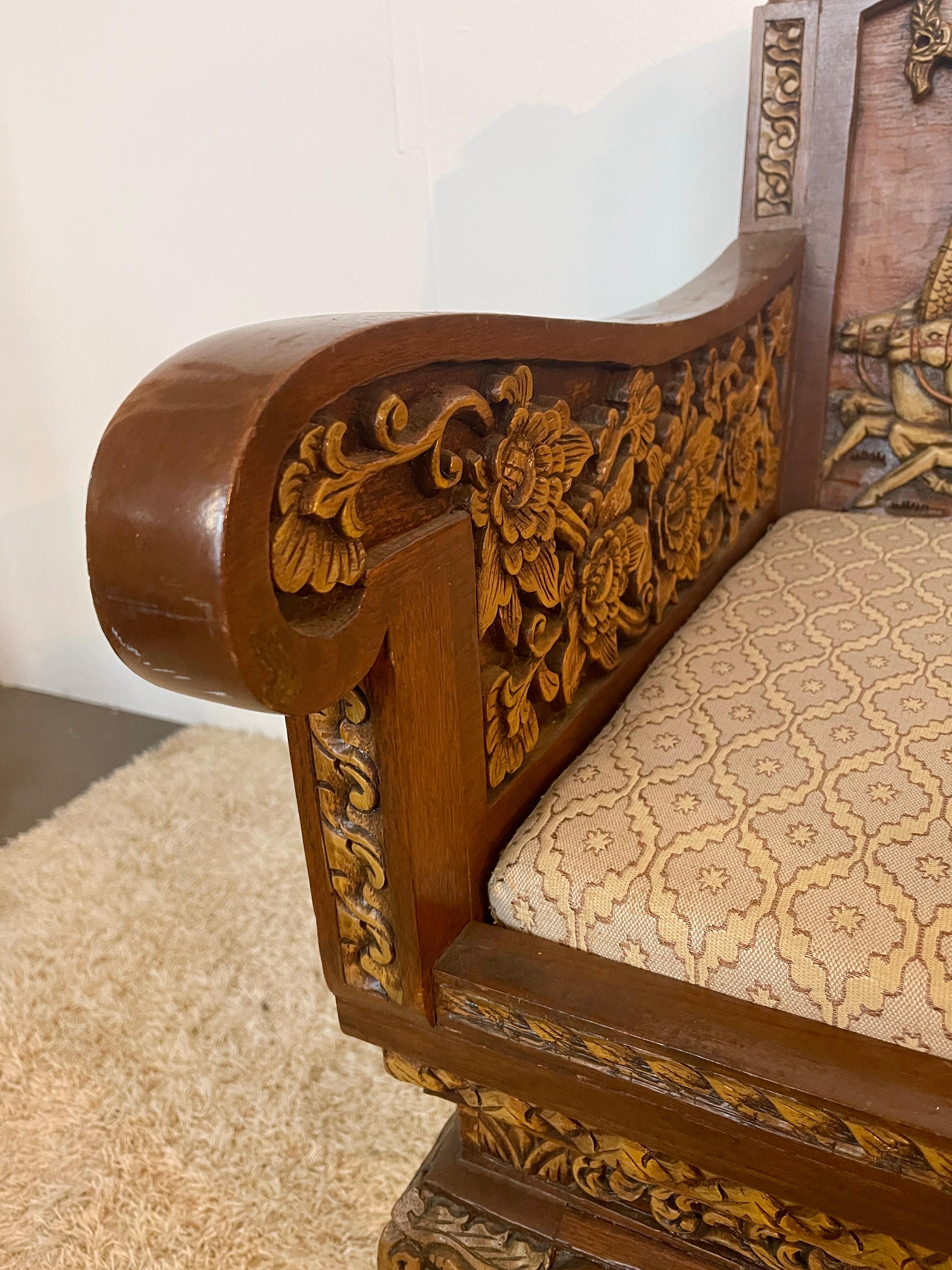 Other Grande poltrona antica tailandese in legno intagliato a mano del XIX secolo For Sale