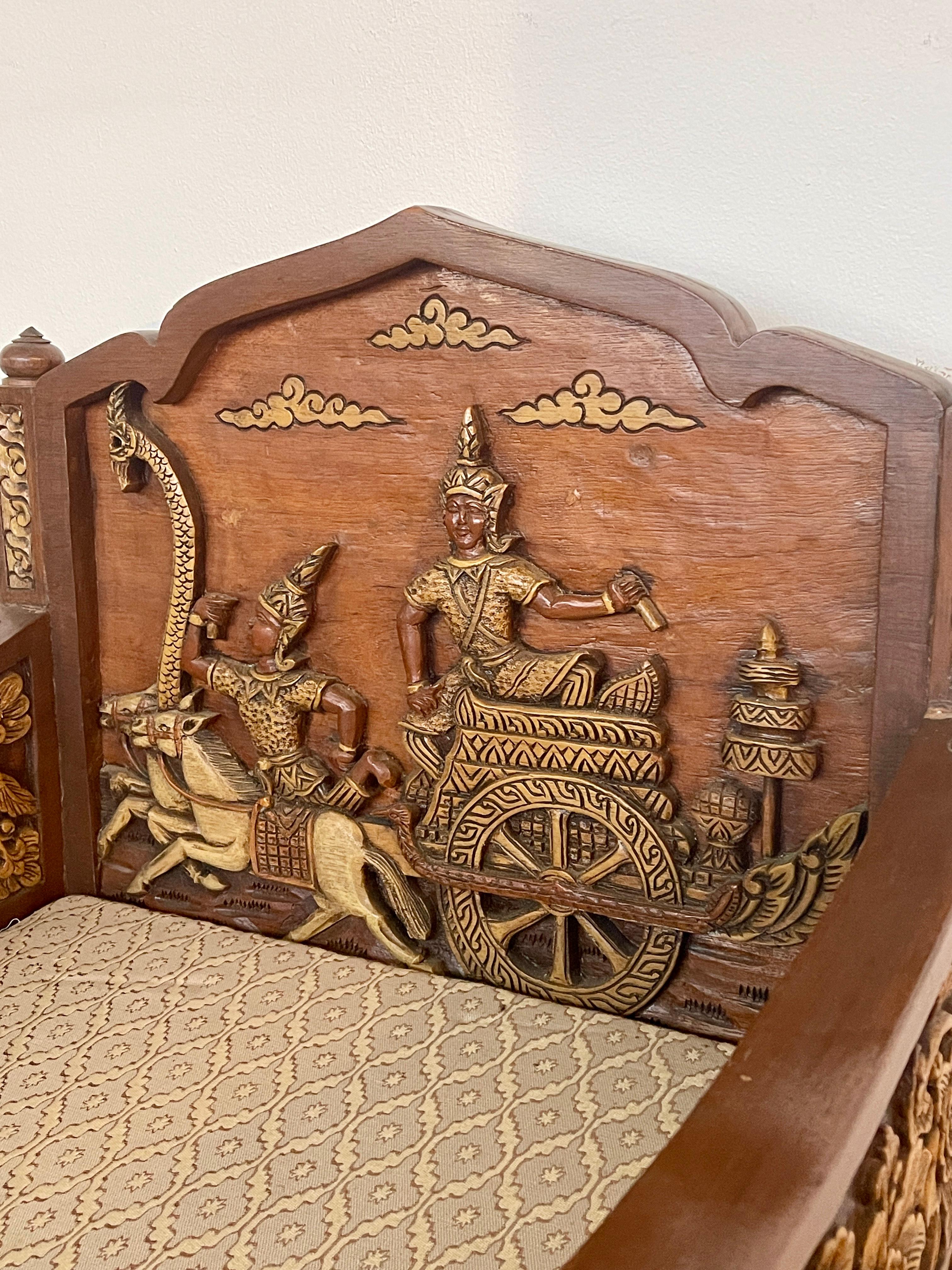 Southeast Asian Grande poltrona antica tailandese in legno intagliato a mano del XIX secolo For Sale