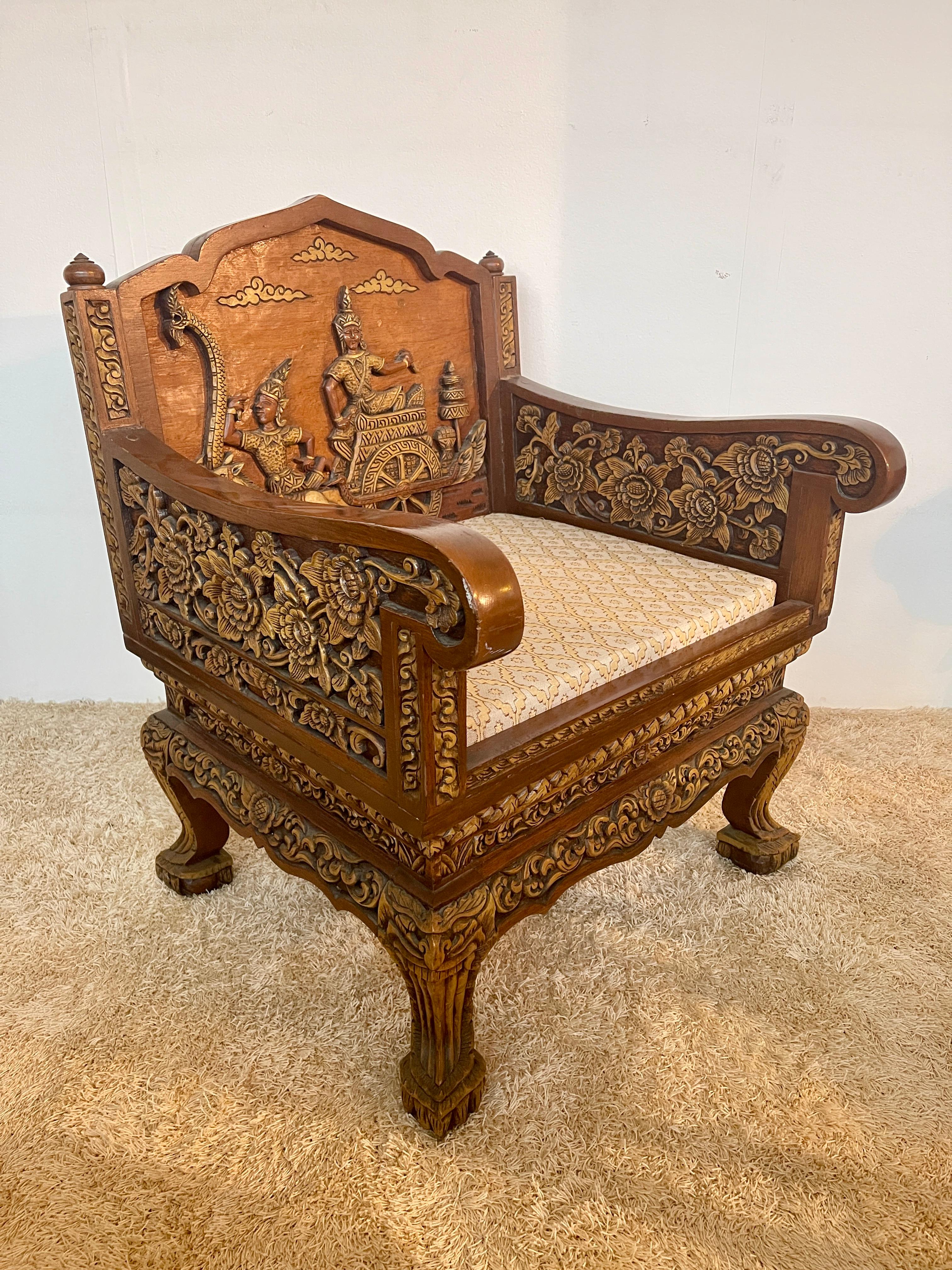 Hand-Carved Grande poltrona antica tailandese in legno intagliato a mano del XIX secolo For Sale