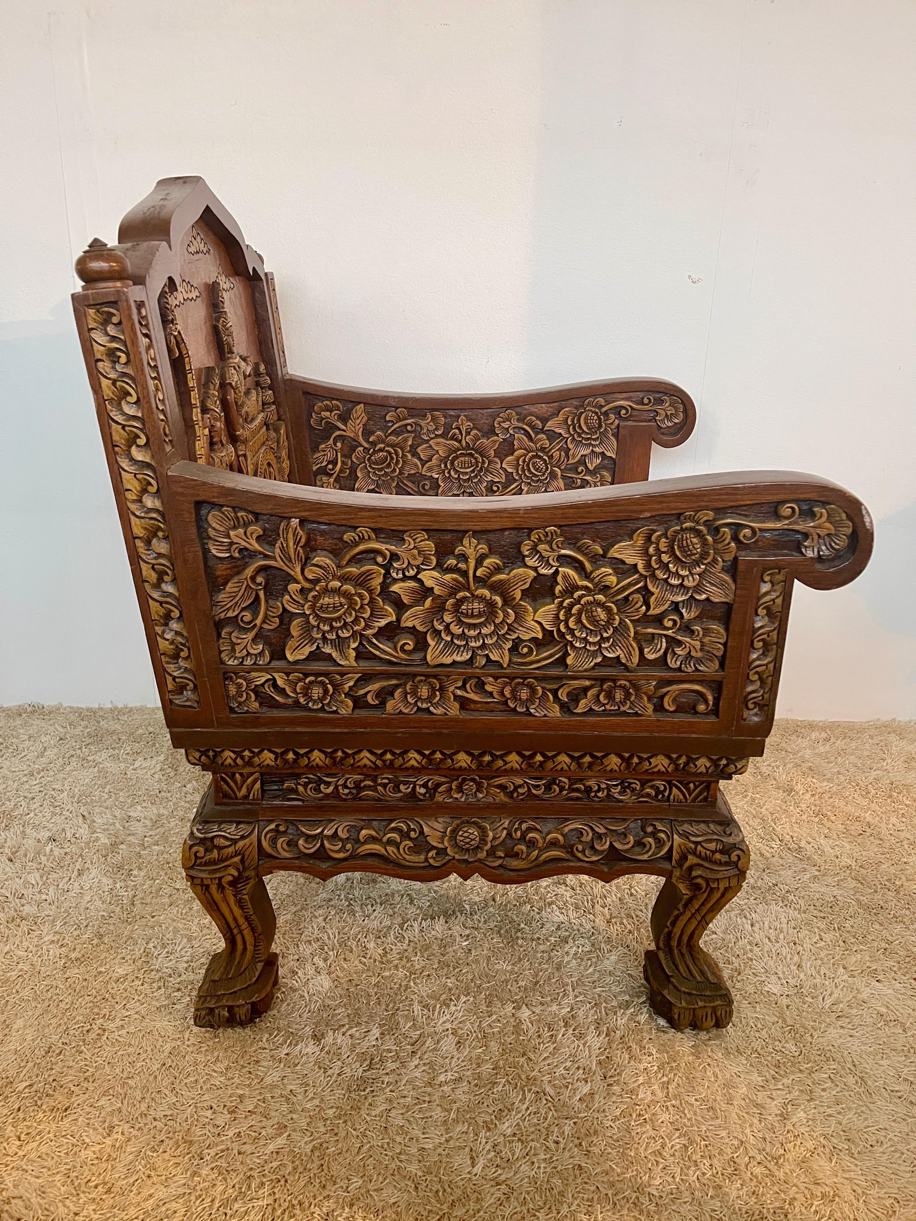 Grande poltrona antica tailandese in legno intagliato a mano del XIX secolo In Good Condition For Sale In Cantù, IT