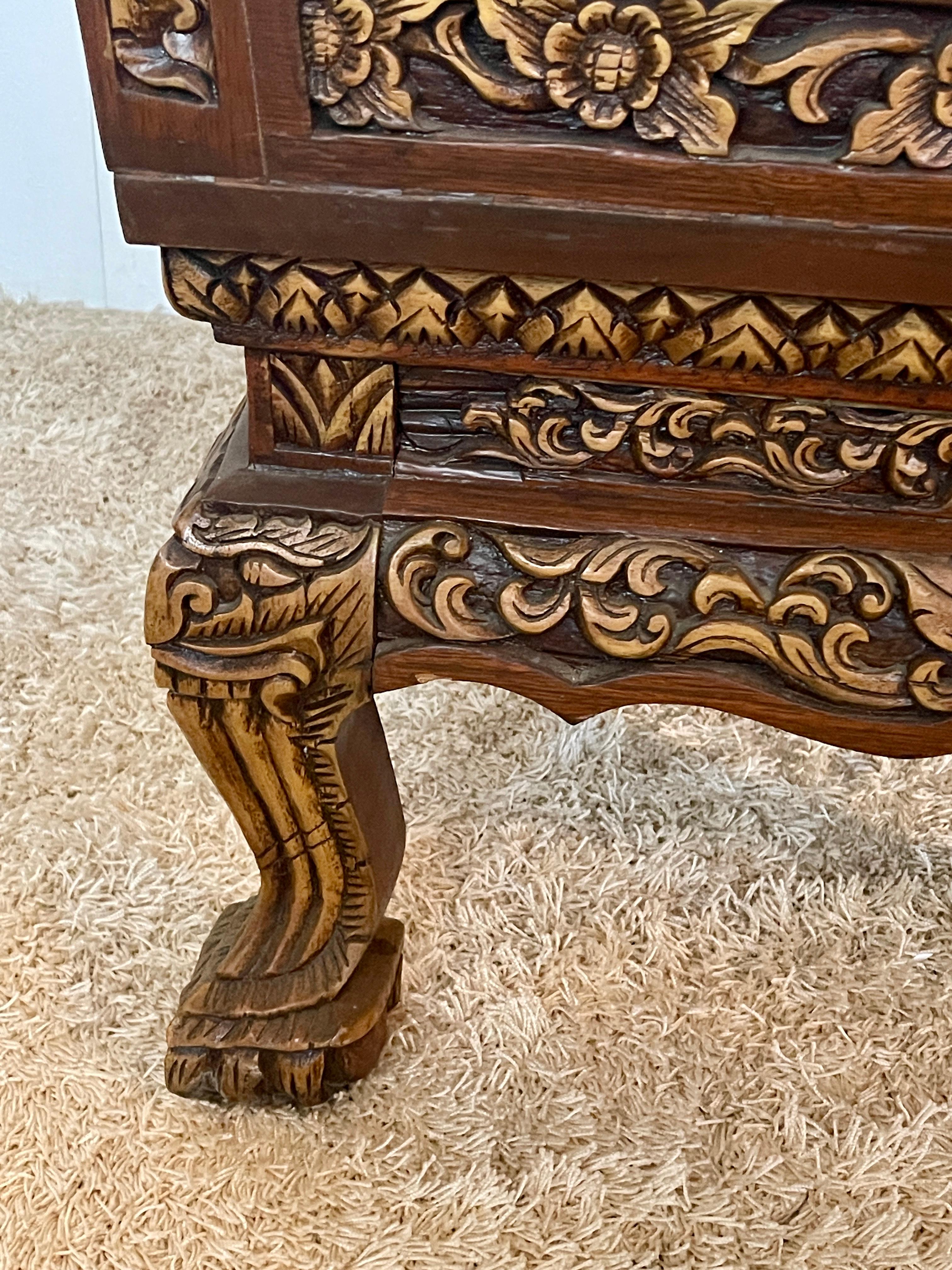 19th Century Grande poltrona antica tailandese in legno intagliato a mano del XIX secolo For Sale