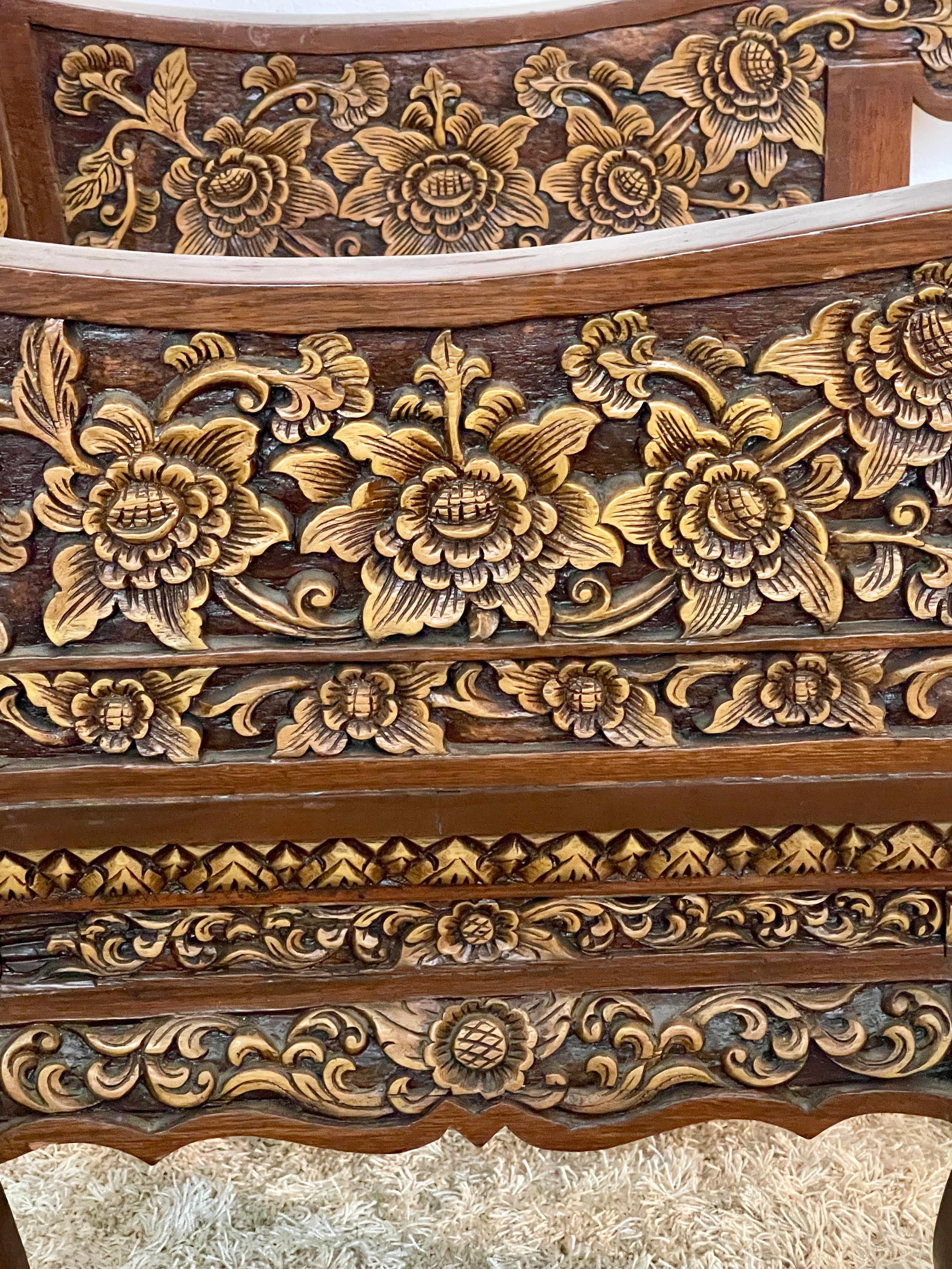 Wood Grande poltrona antica tailandese in legno intagliato a mano del XIX secolo For Sale