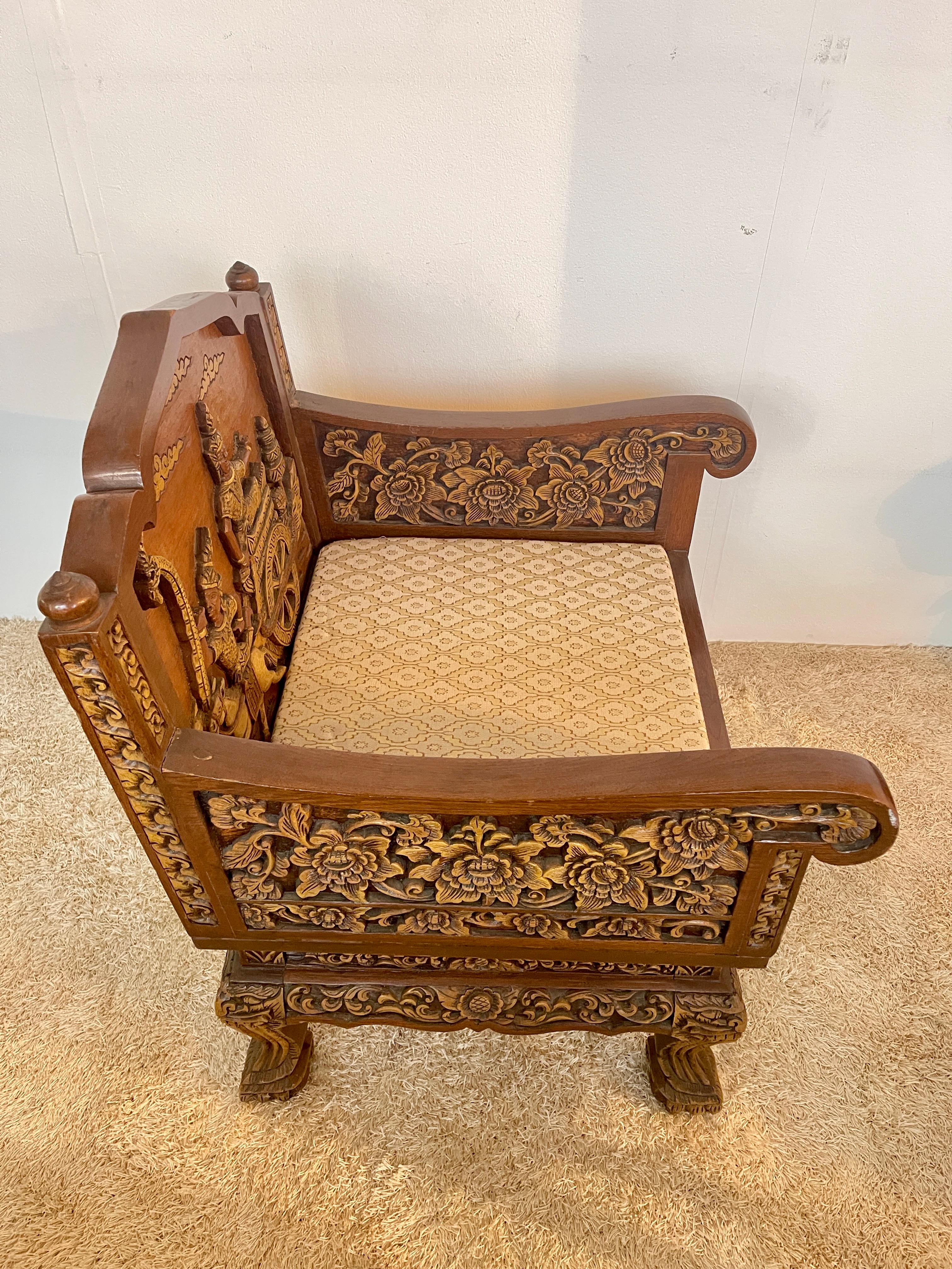 Grande poltrona antica tailandese in legno intagliato a mano del XIX secolo For Sale 1