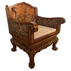 Grande poltrona antica tailandese in legno intagliato a mano del XIX secolo