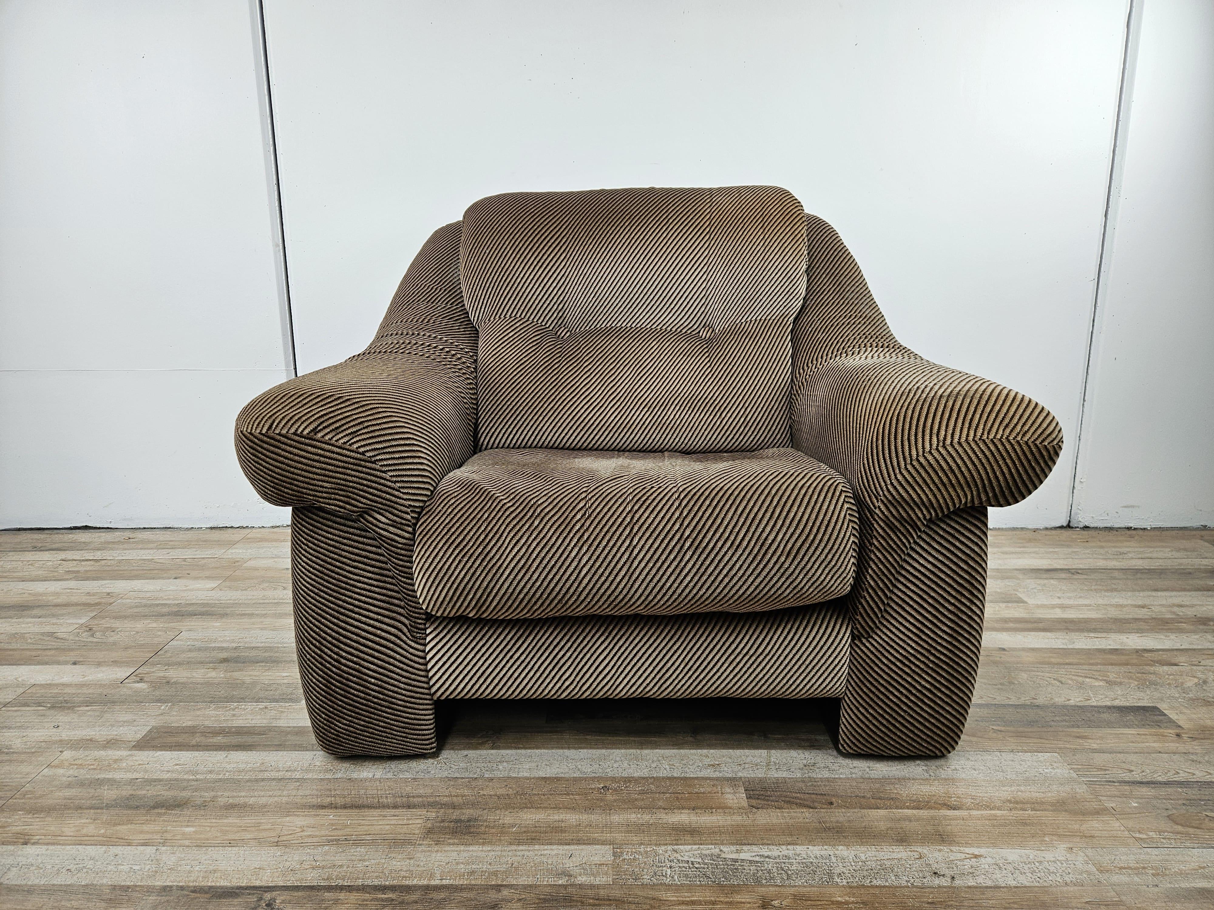 Fauteuil rembourré en tissu des années 1970 avec coussin amovible. 
Marqué dans la base en plastique sous le siège. 

Signes d'usure normaux dus à l'âge et à l'utilisation.