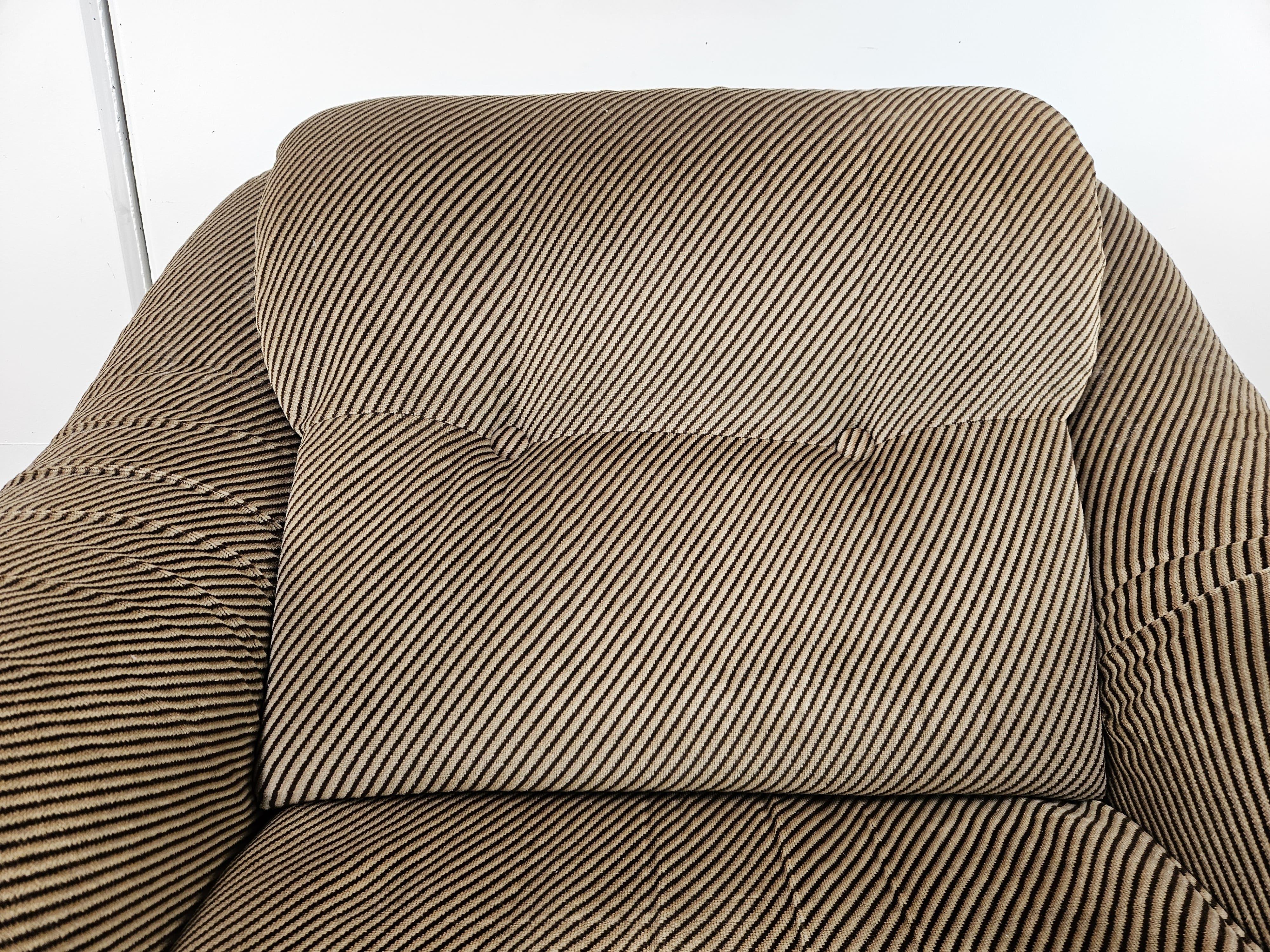 Tissu Grand fauteuil vintage en tissu rembourré de Comello Italia 1970 en vente