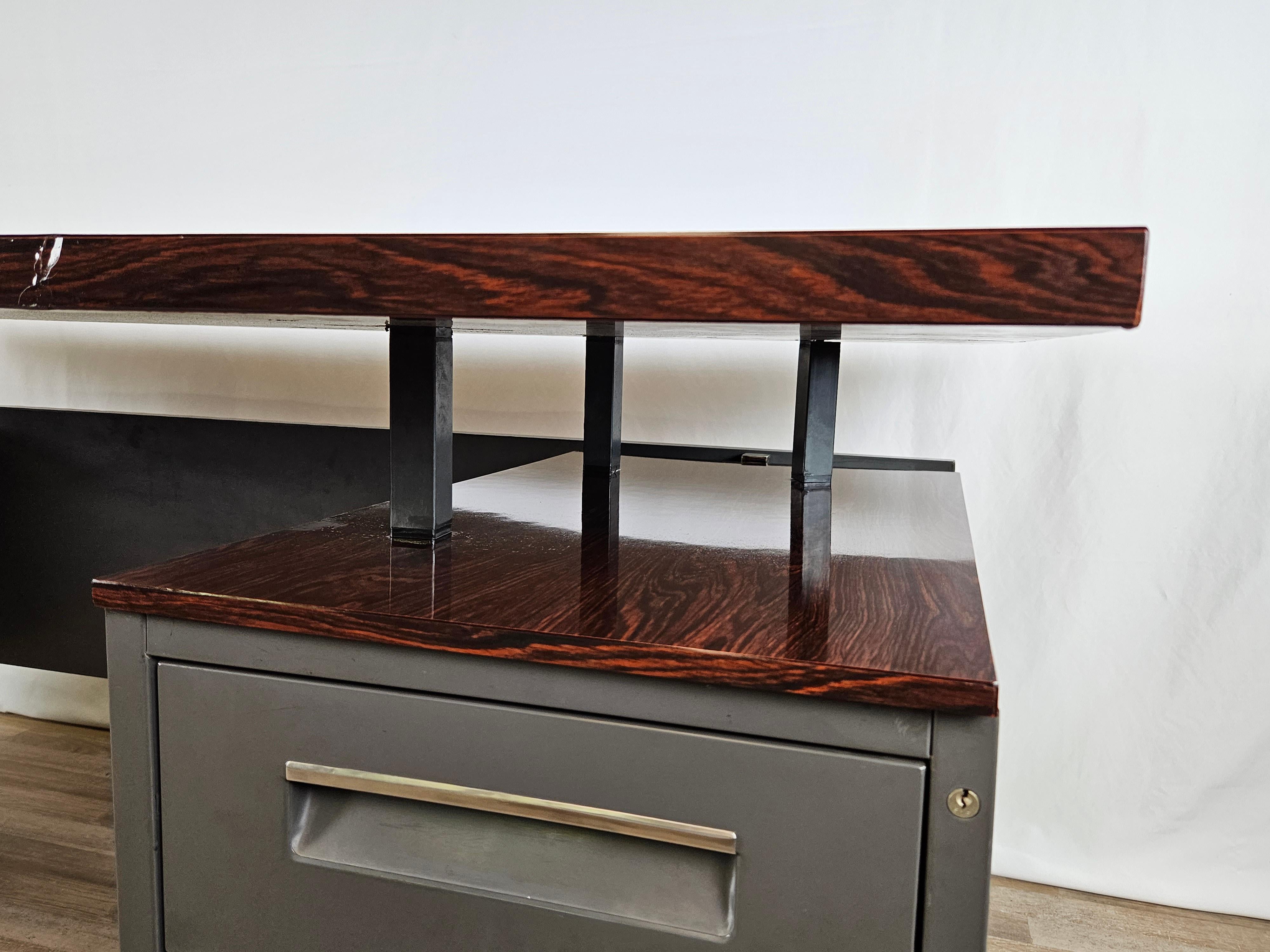 Large desk in iron and rosewood laminate by Mobiltecnica Torino 1970 In Good Condition For Sale In Premariacco, IT