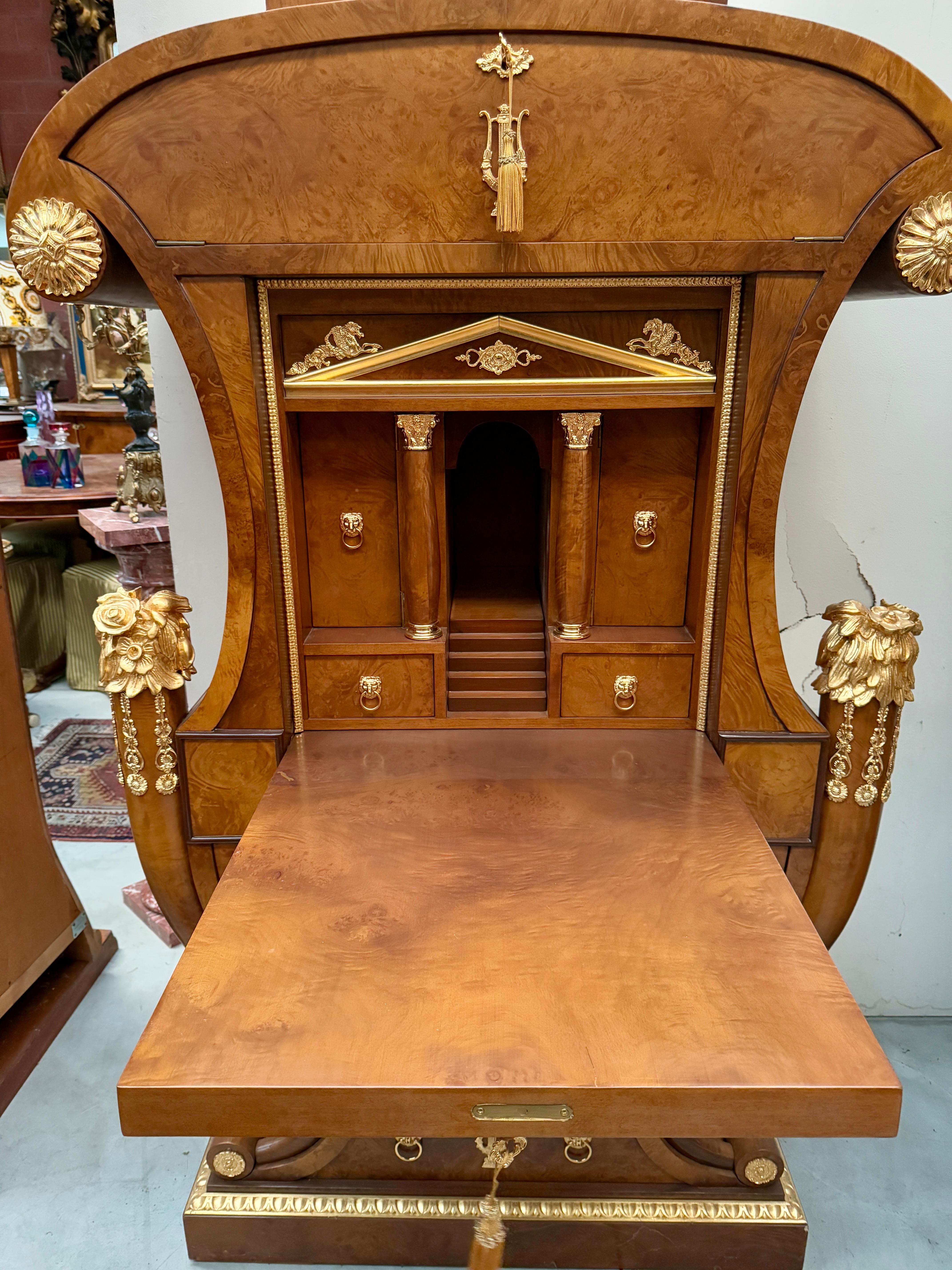 Grand bureau de luxe italien de style Versailles en bois et bronze des années 1970 en vente 3