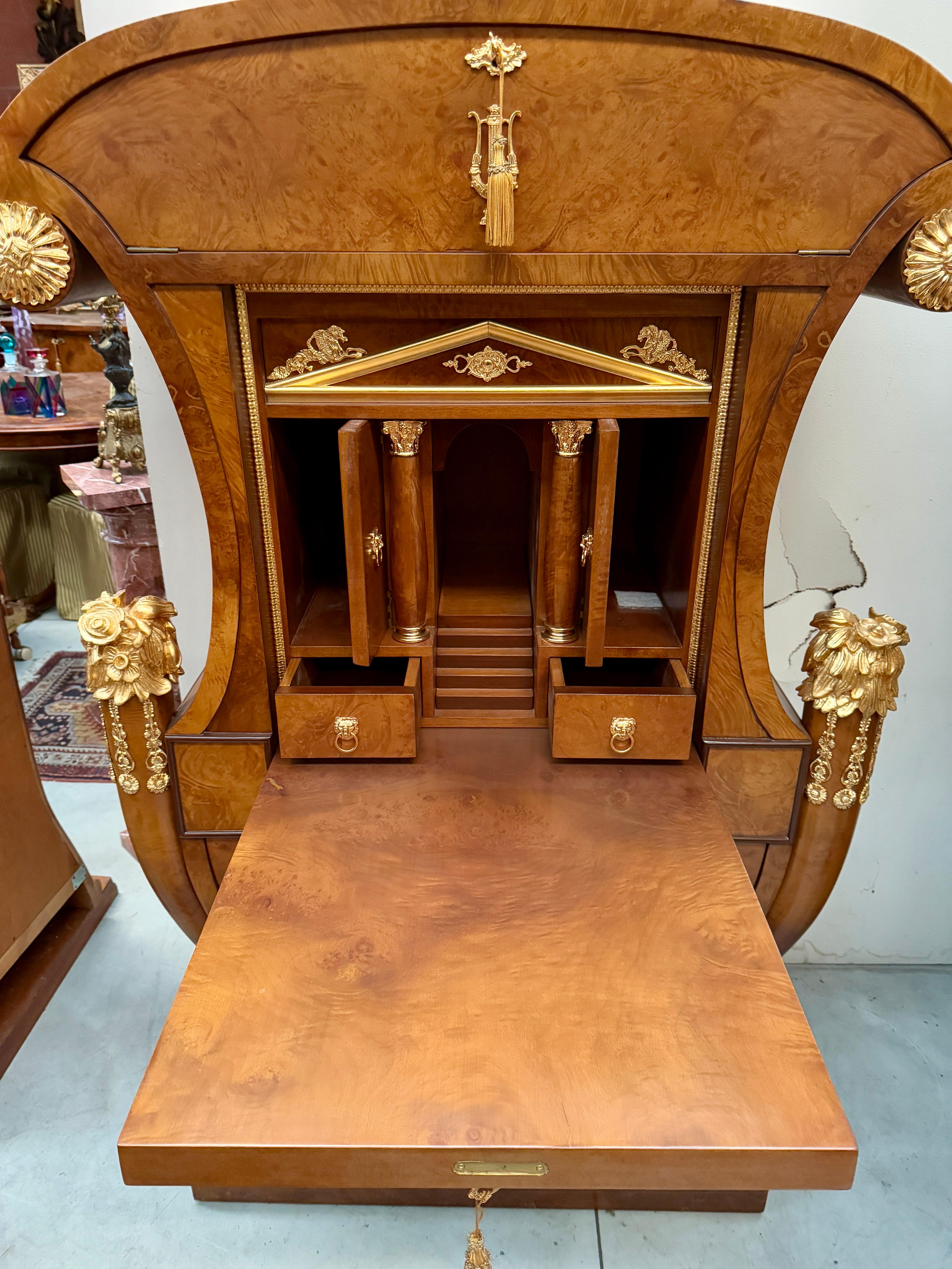 Grand bureau de luxe italien de style Versailles en bois et bronze des années 1970 en vente 4