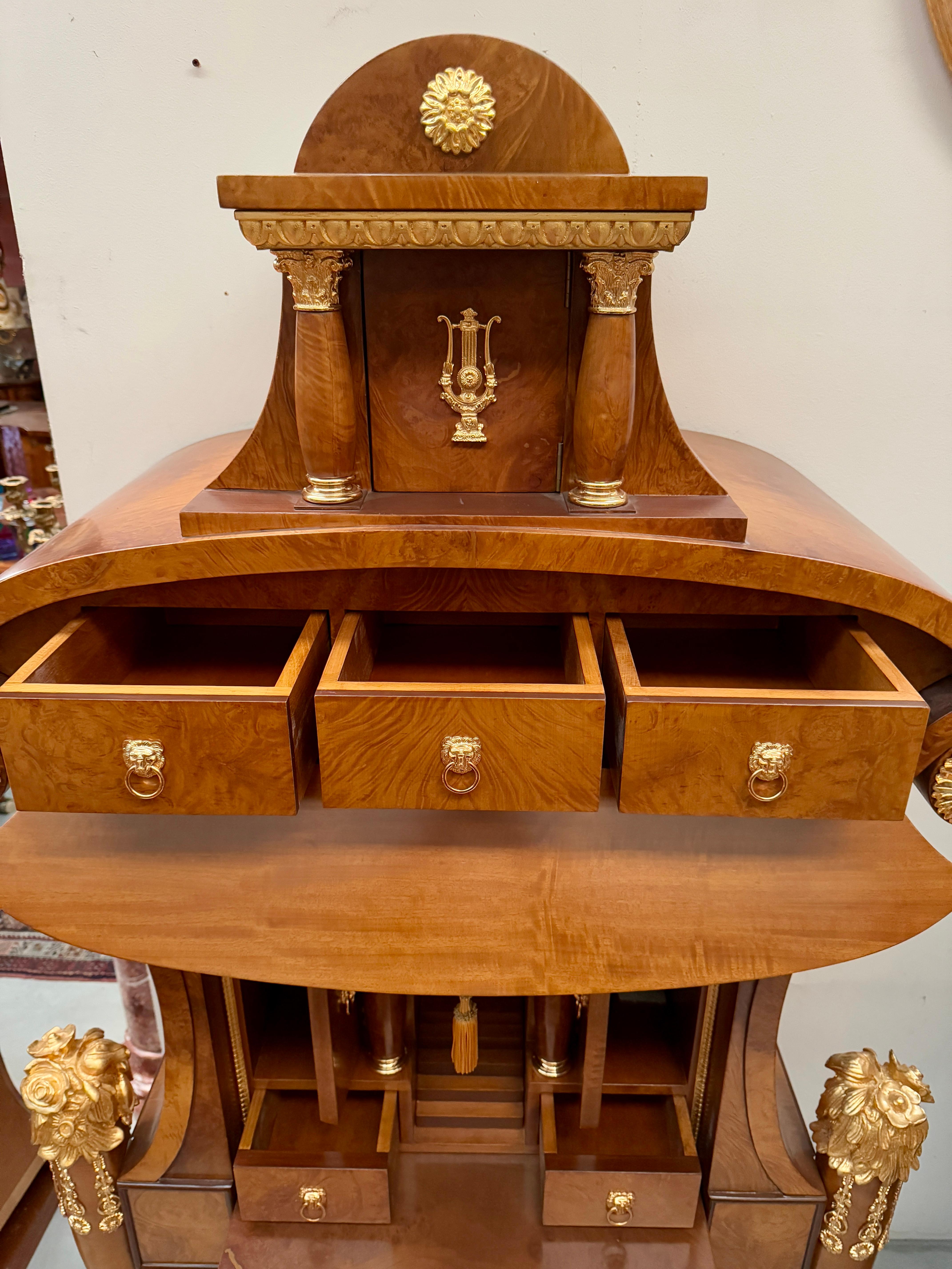 Grand bureau de luxe italien de style Versailles en bois et bronze des années 1970 en vente 5