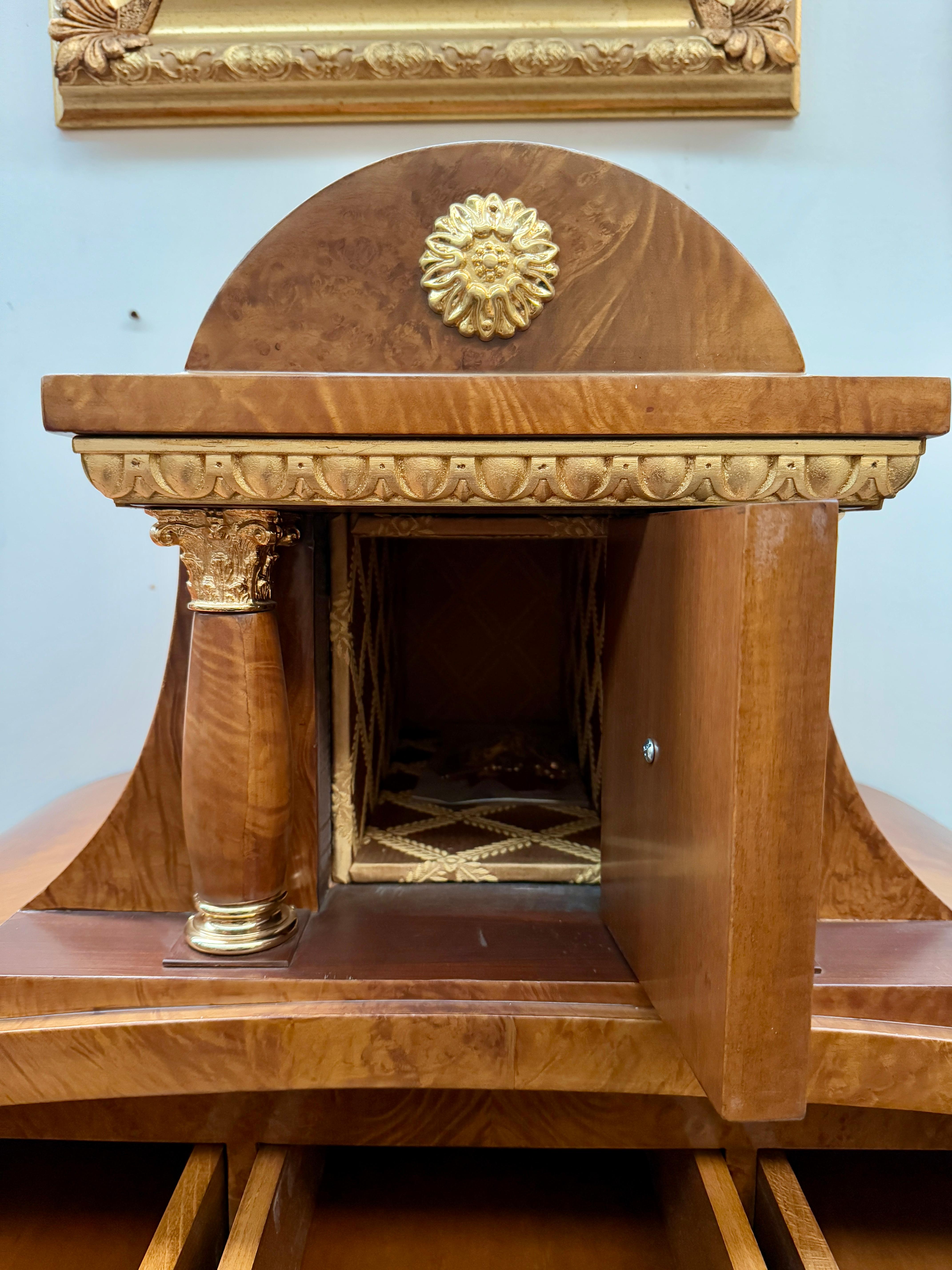 Grand bureau de luxe italien de style Versailles en bois et bronze des années 1970 en vente 6