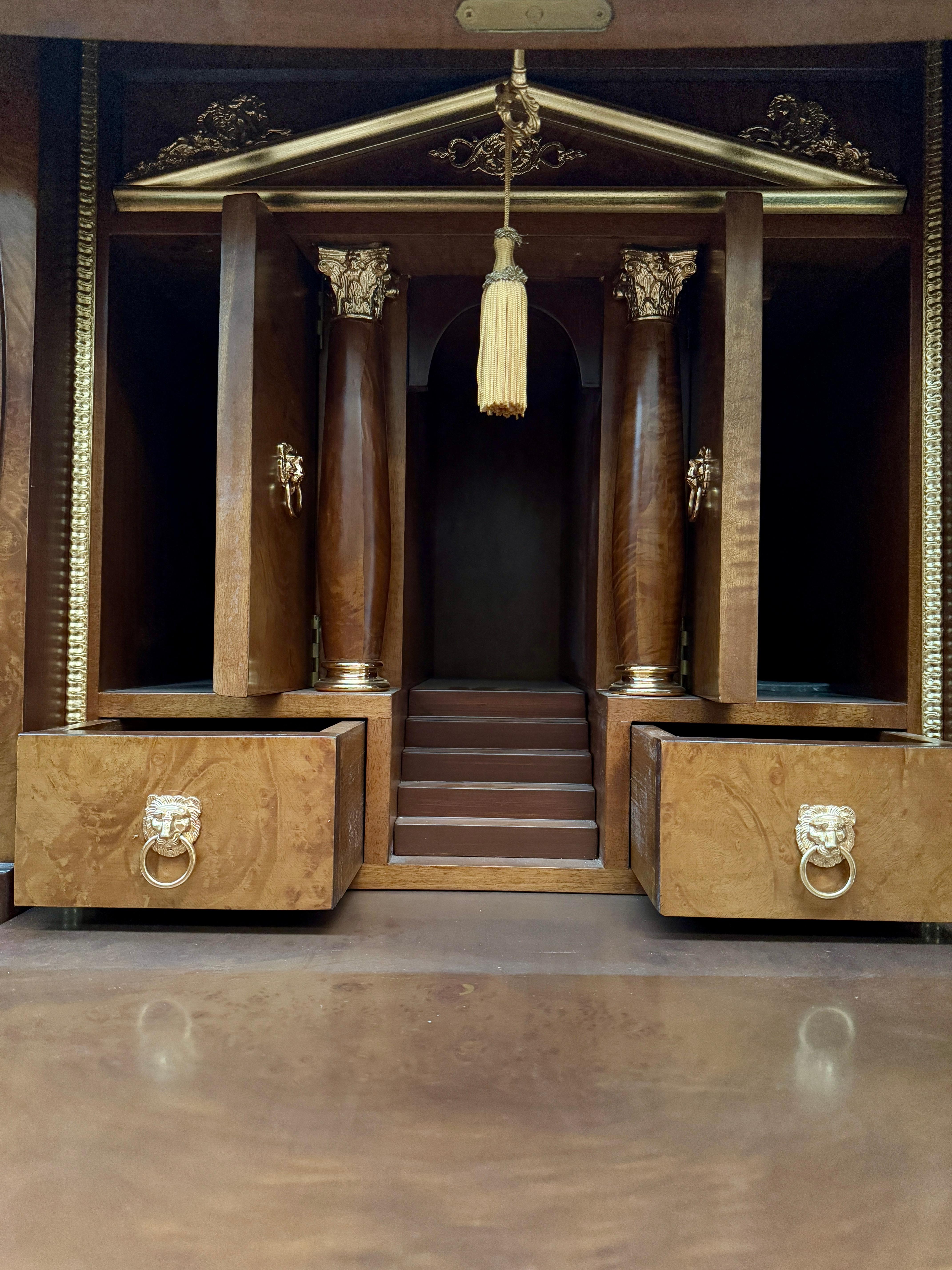 Grand bureau de luxe italien de style Versailles en bois et bronze des années 1970 en vente 7