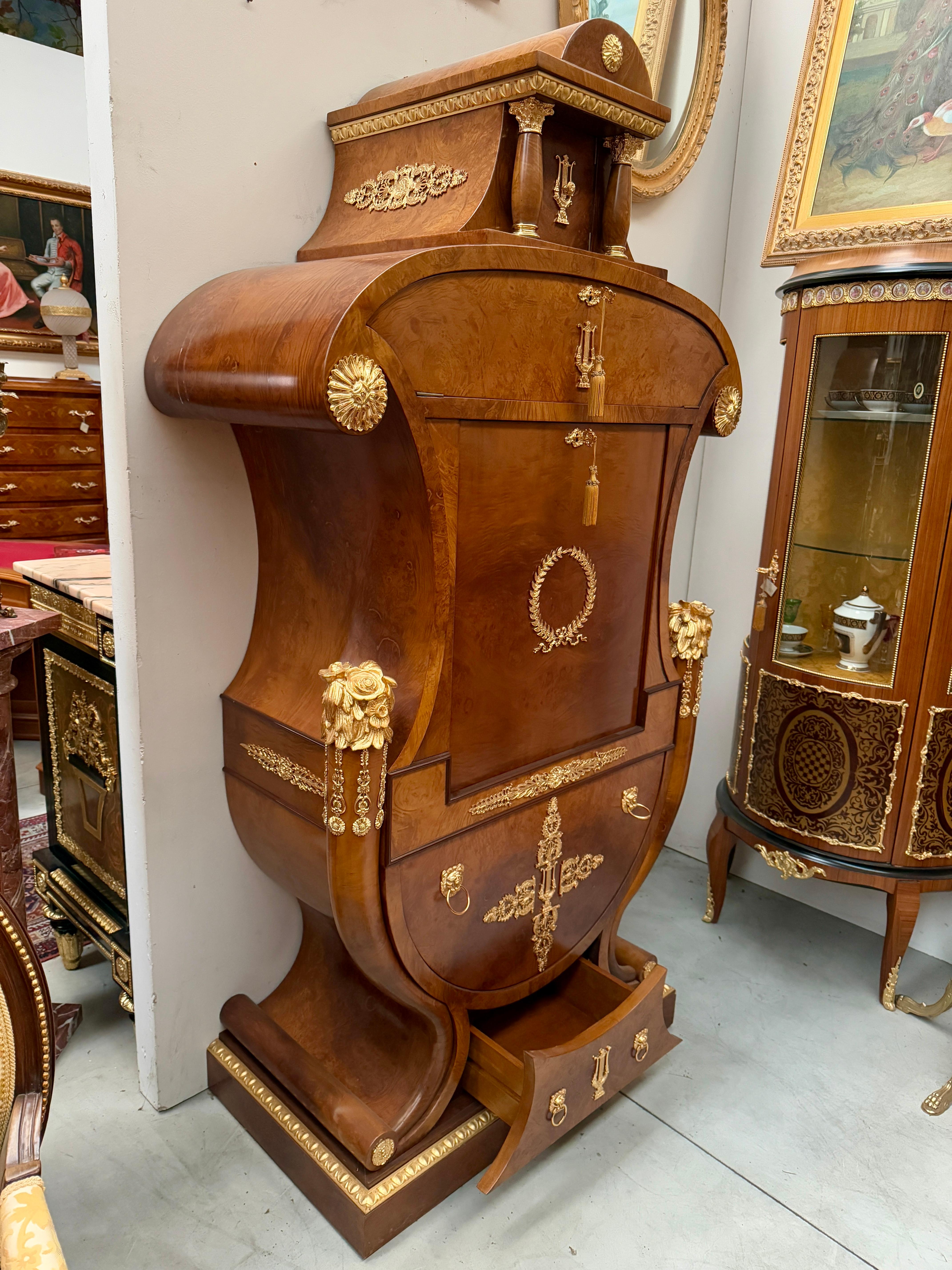 Grand bureau de luxe italien de style Versailles en bois et bronze des années 1970 en vente 8