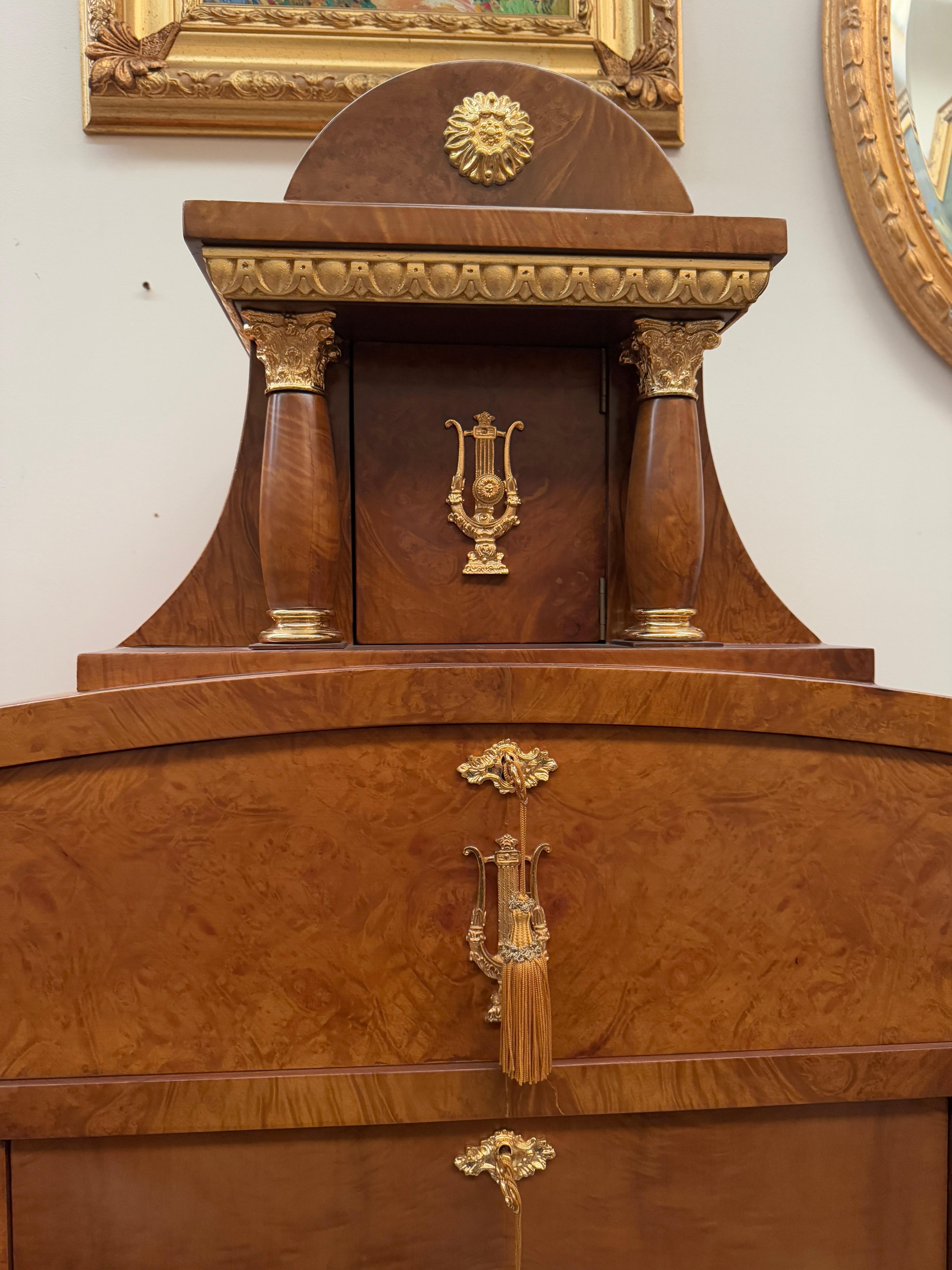 Art nouveau Grand bureau de luxe italien de style Versailles en bois et bronze des années 1970 en vente