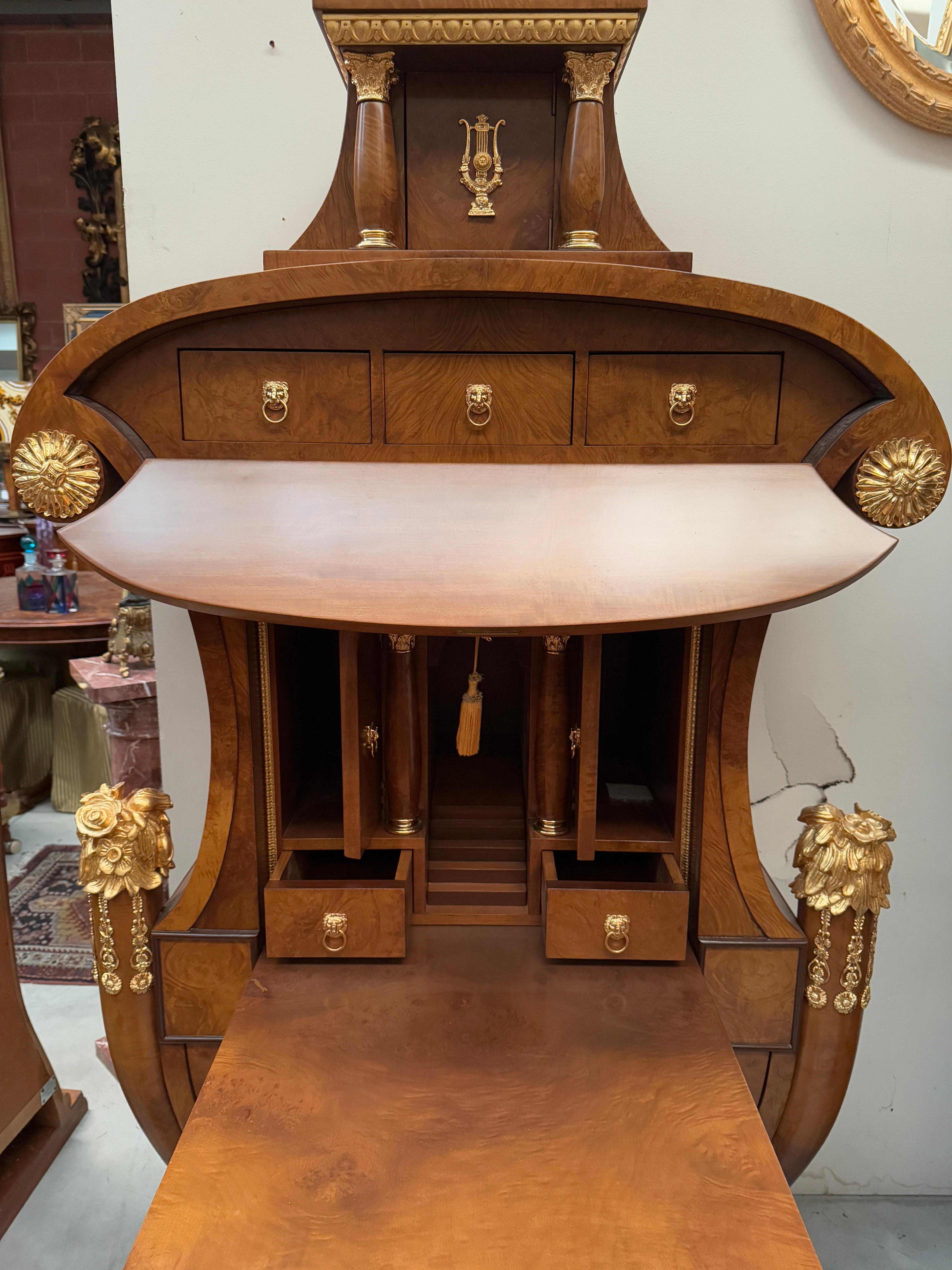 Italian Grand bureau de luxe italien de style Versailles en bois et bronze des années 1970 en vente