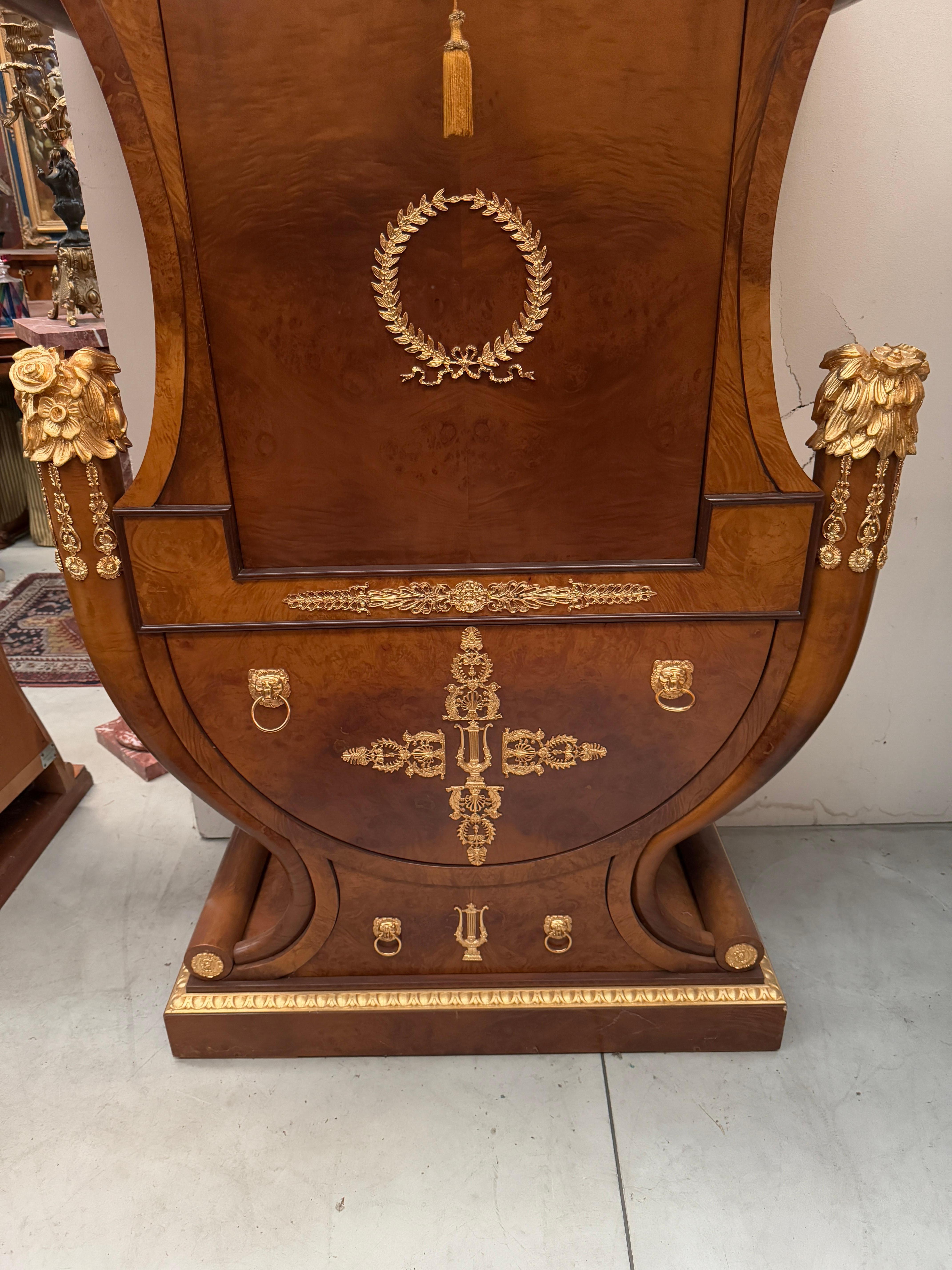 Fait main Grand bureau de luxe italien de style Versailles en bois et bronze des années 1970 en vente