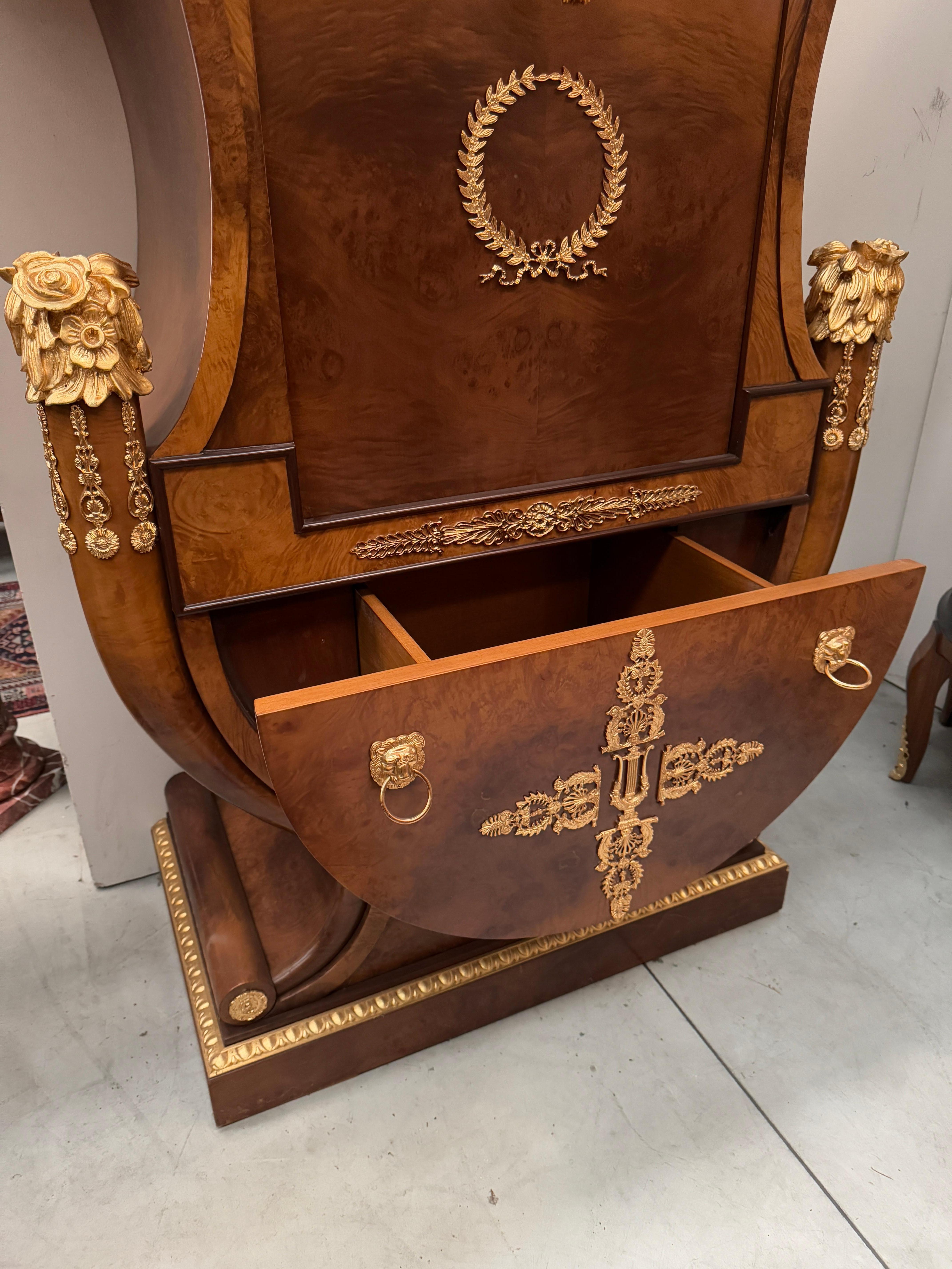 Grand bureau de luxe italien de style Versailles en bois et bronze des années 1970 Excellent état - En vente à Cantù, IT