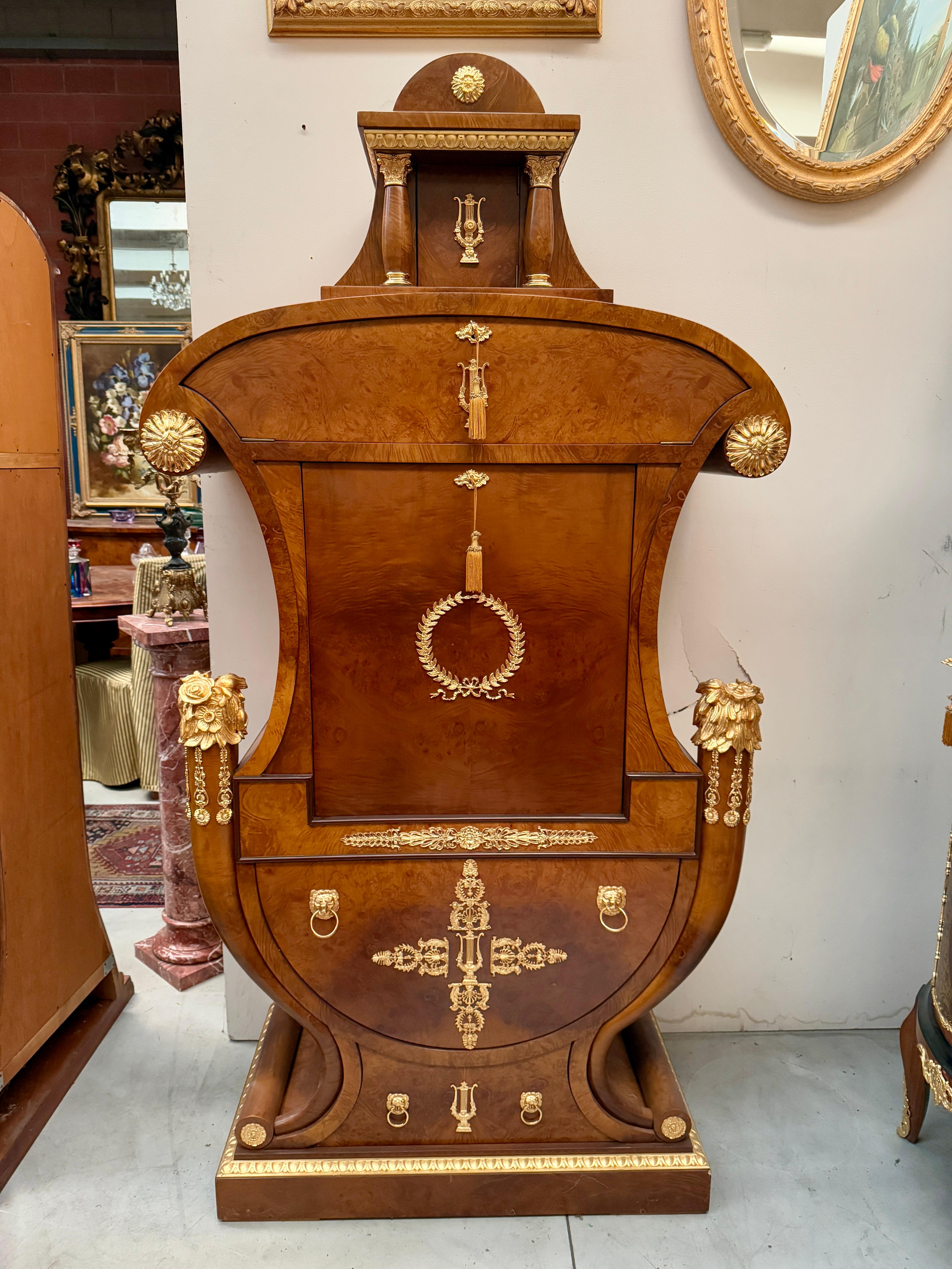 Grand bureau de luxe italien de style Versailles en bois et bronze des années 1970 en vente 2