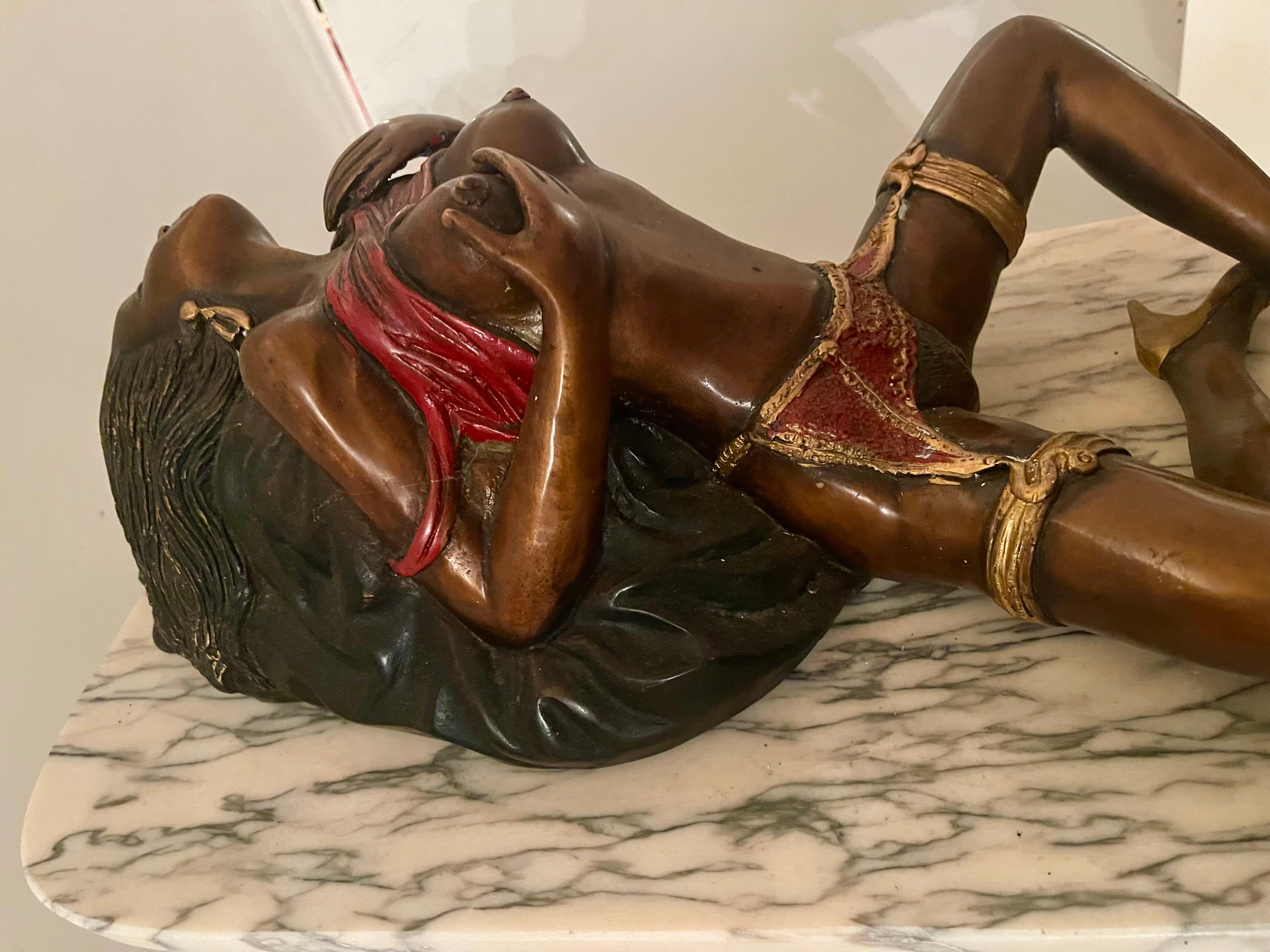 Grande scultura in bronzo donna erotica con base in marmo e corna di animali XX im Angebot 3