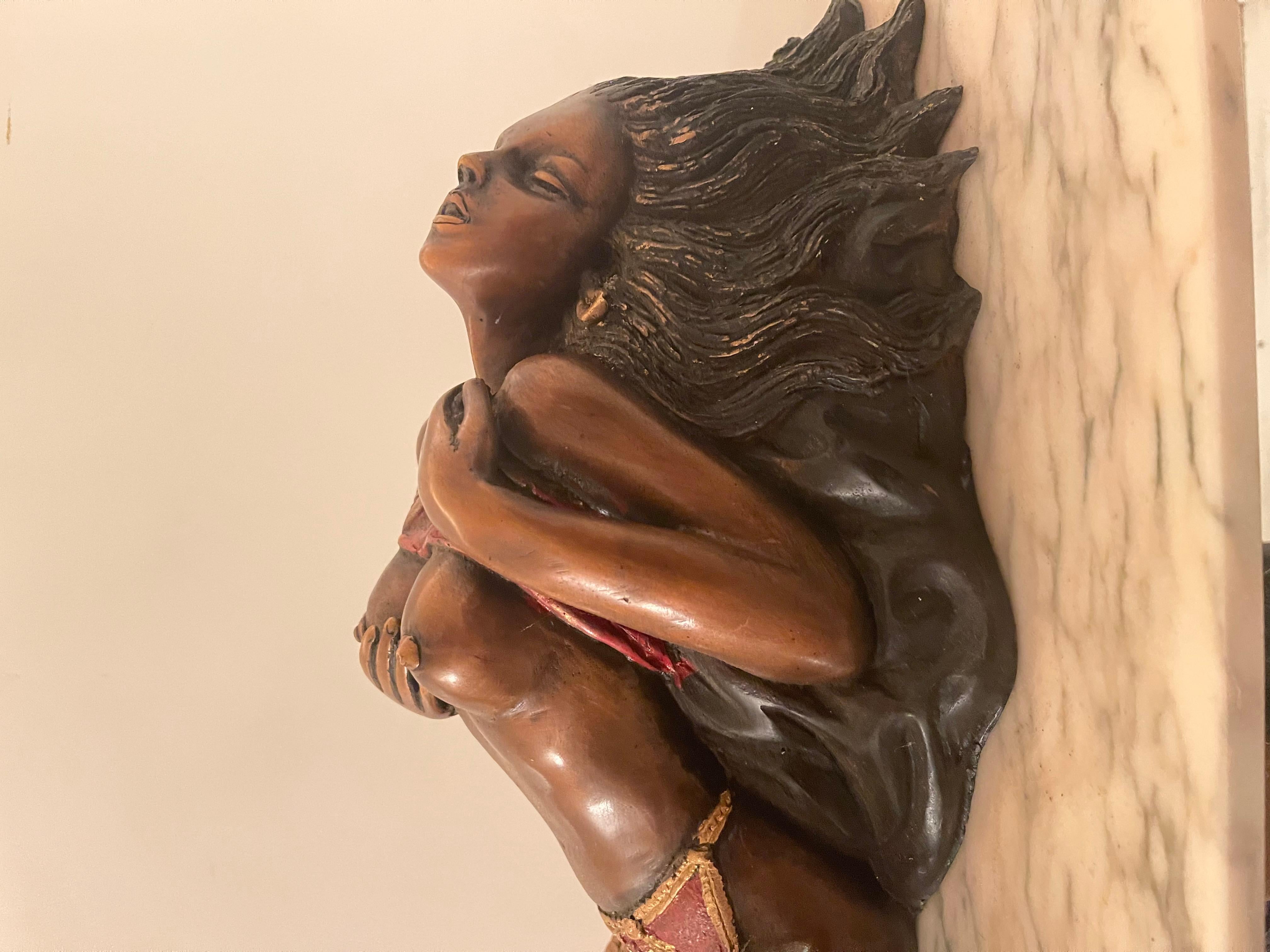 Grande scultura in bronzo donna erotica con base in marmo e corna di animali XX (Sonstiges) im Angebot