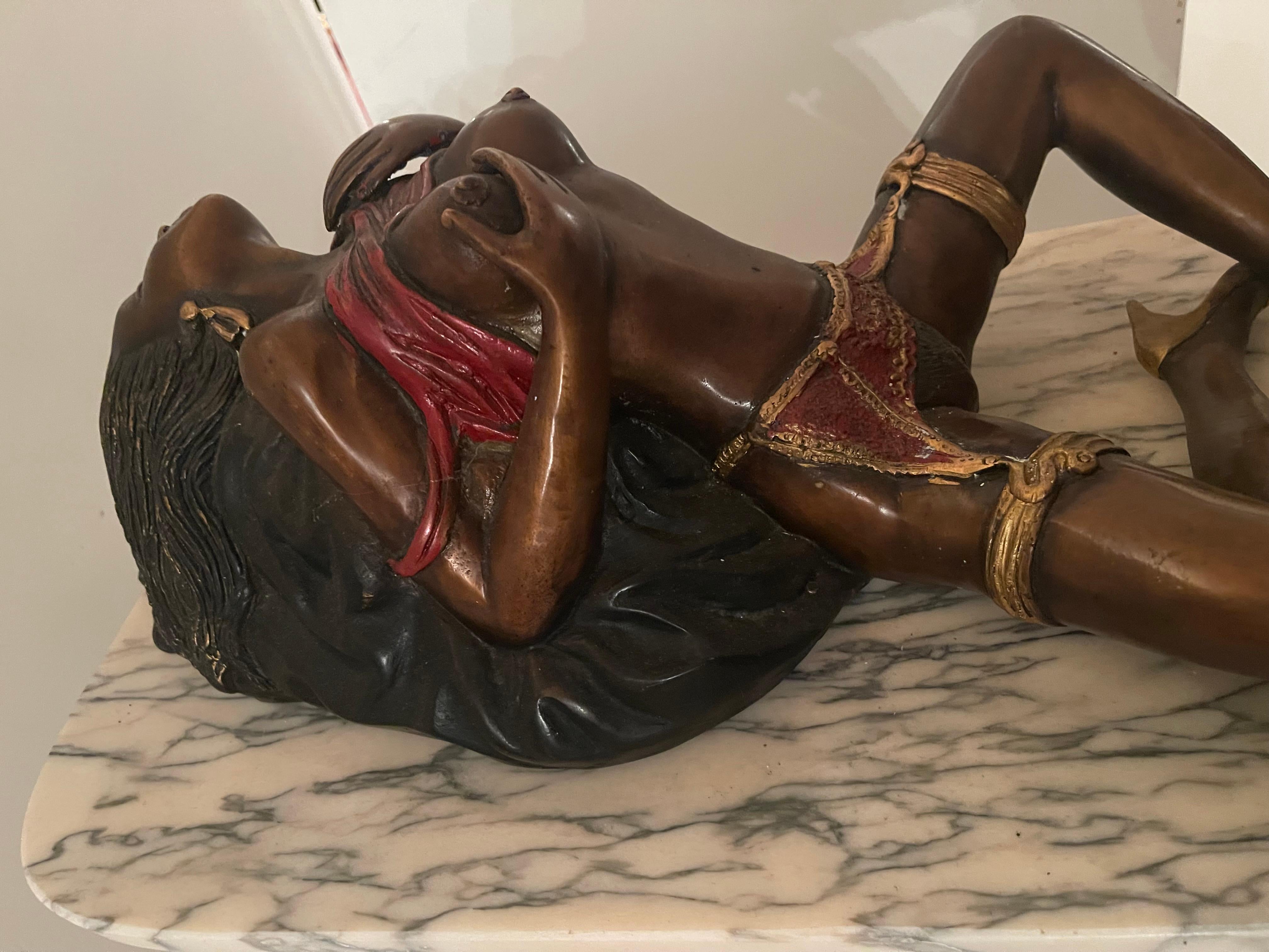 Grande scultura in bronzo donna erotica con base in marmo e corna di animali XX (Italian) im Angebot