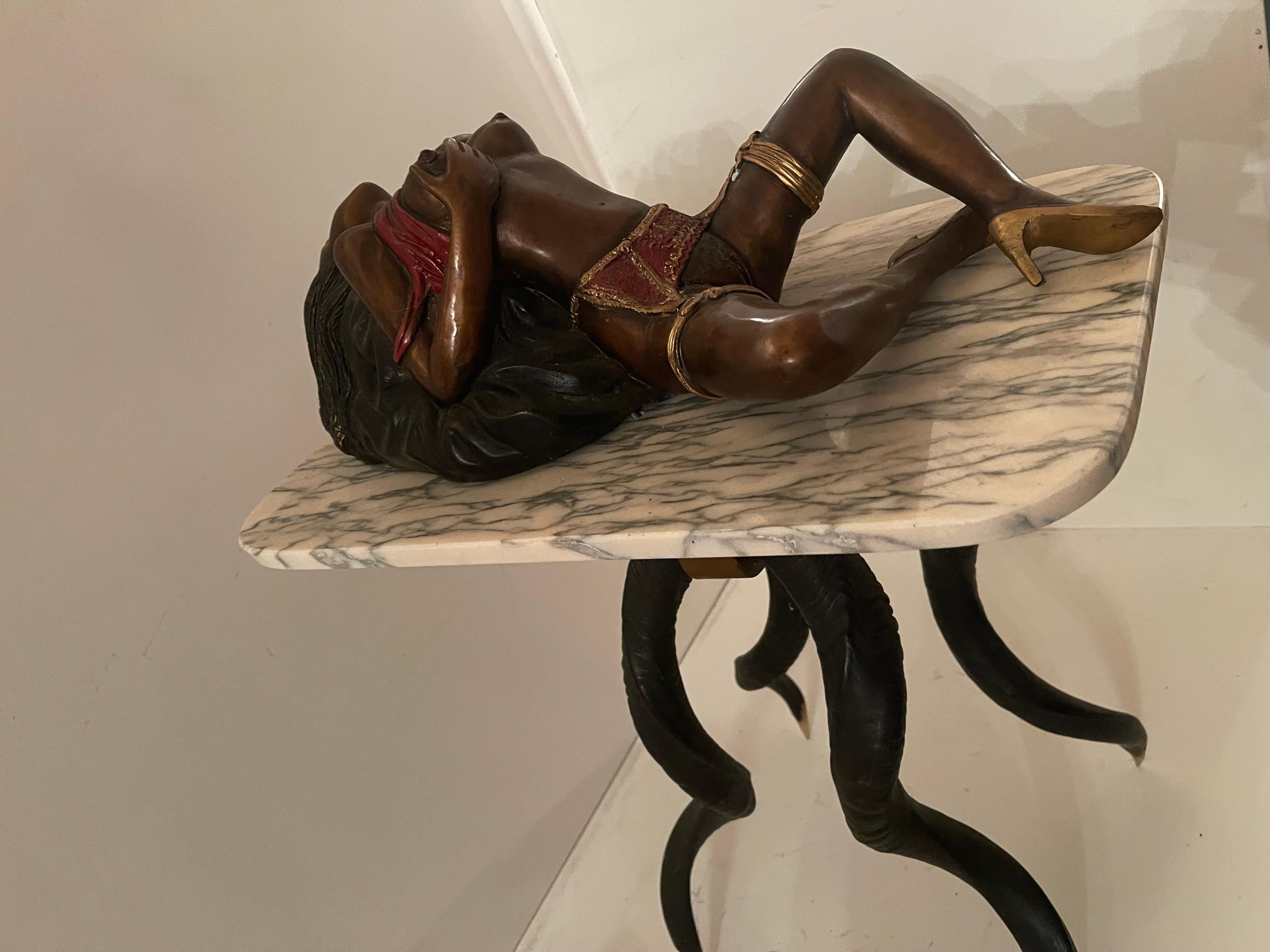 Grande scultura in bronzo donna erotica con base in marmo e corna di animali XX (Sonstiges) im Angebot