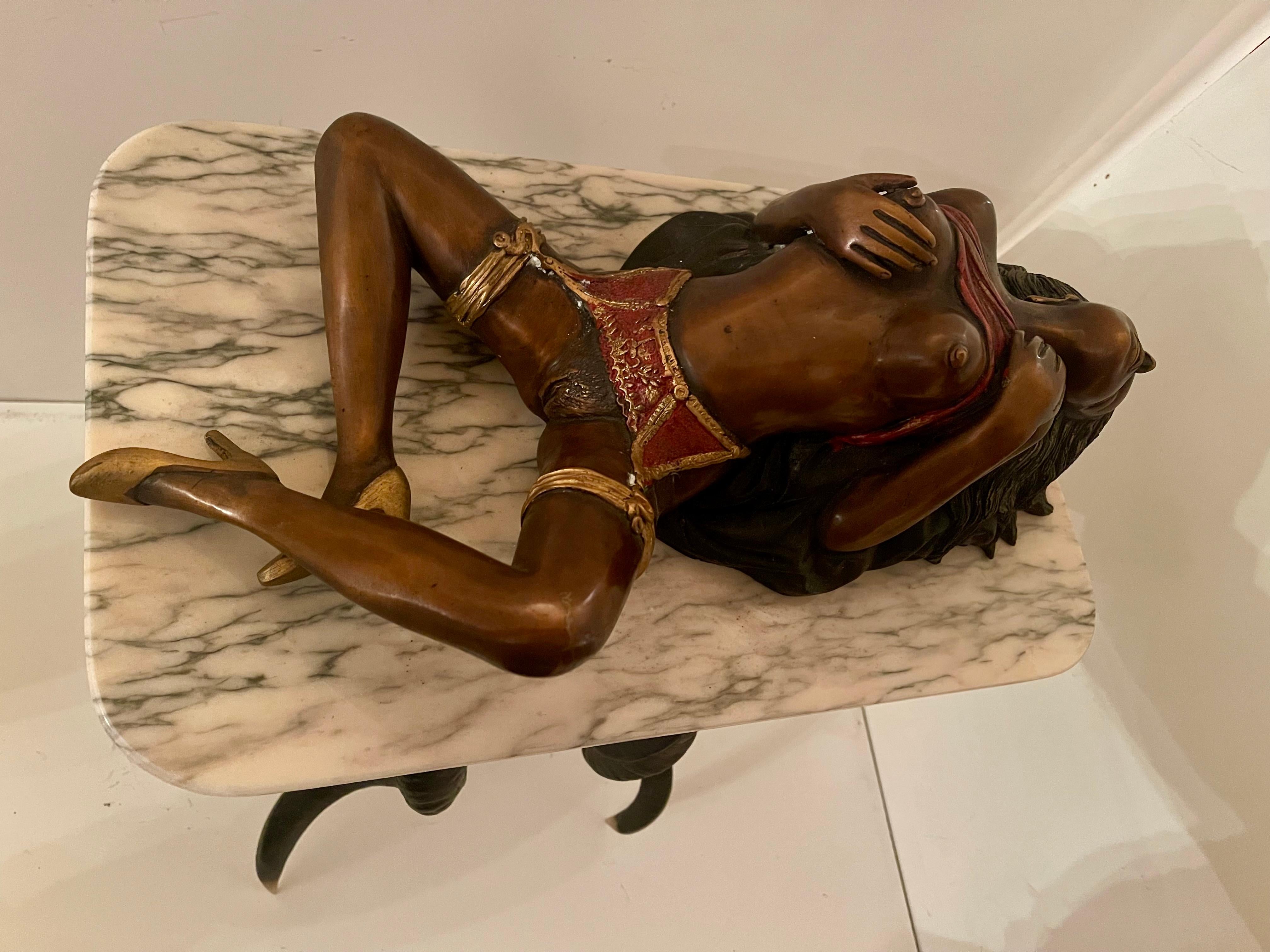 Grande scultura in bronzo donna erotica con base in marmo e corna di animali XX im Zustand „Hervorragend“ im Angebot in Cantù, IT
