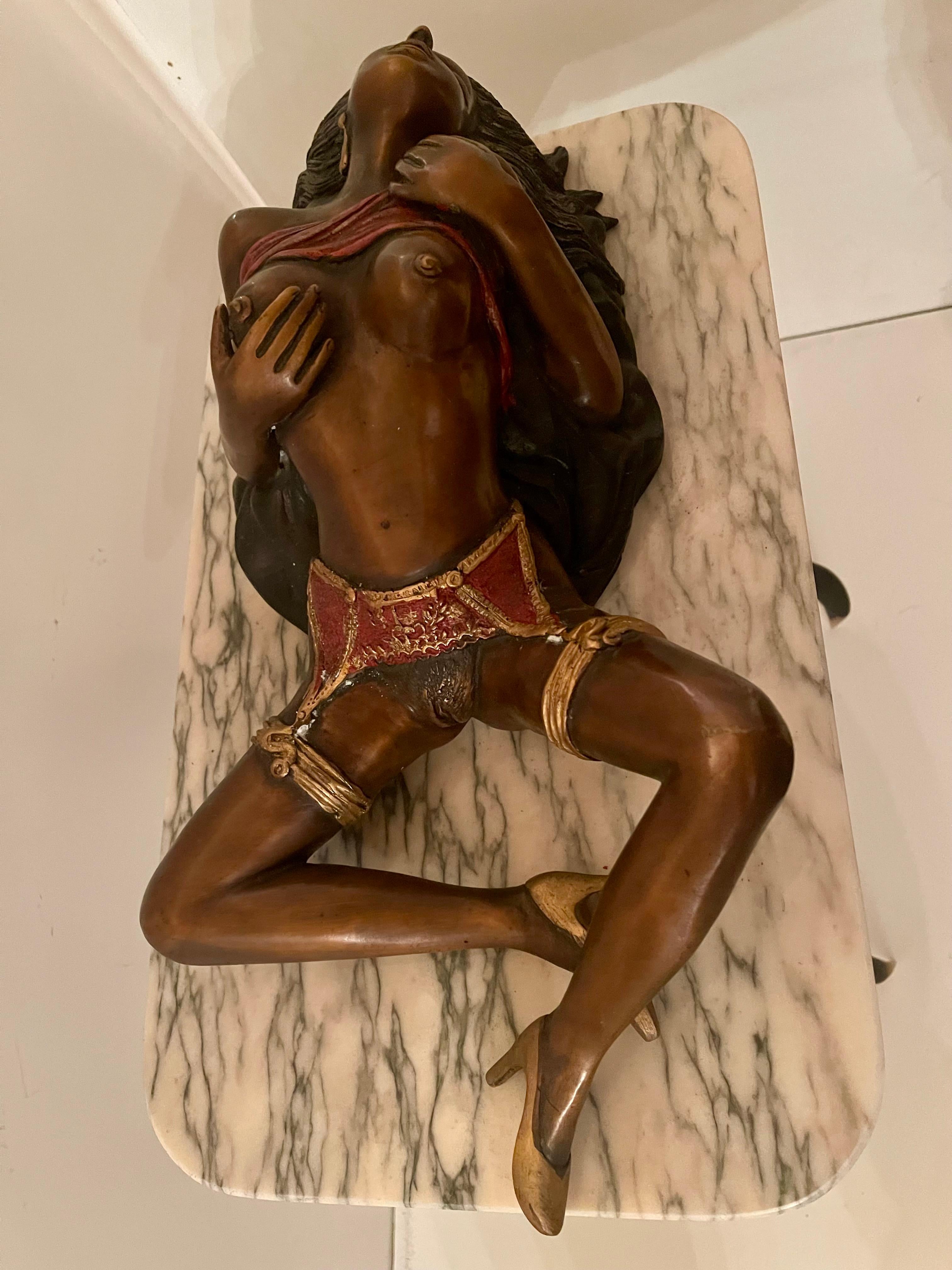 Grande scultura in bronzo donna erotica con base in marmo e corna di animali XX (20th Century) im Angebot