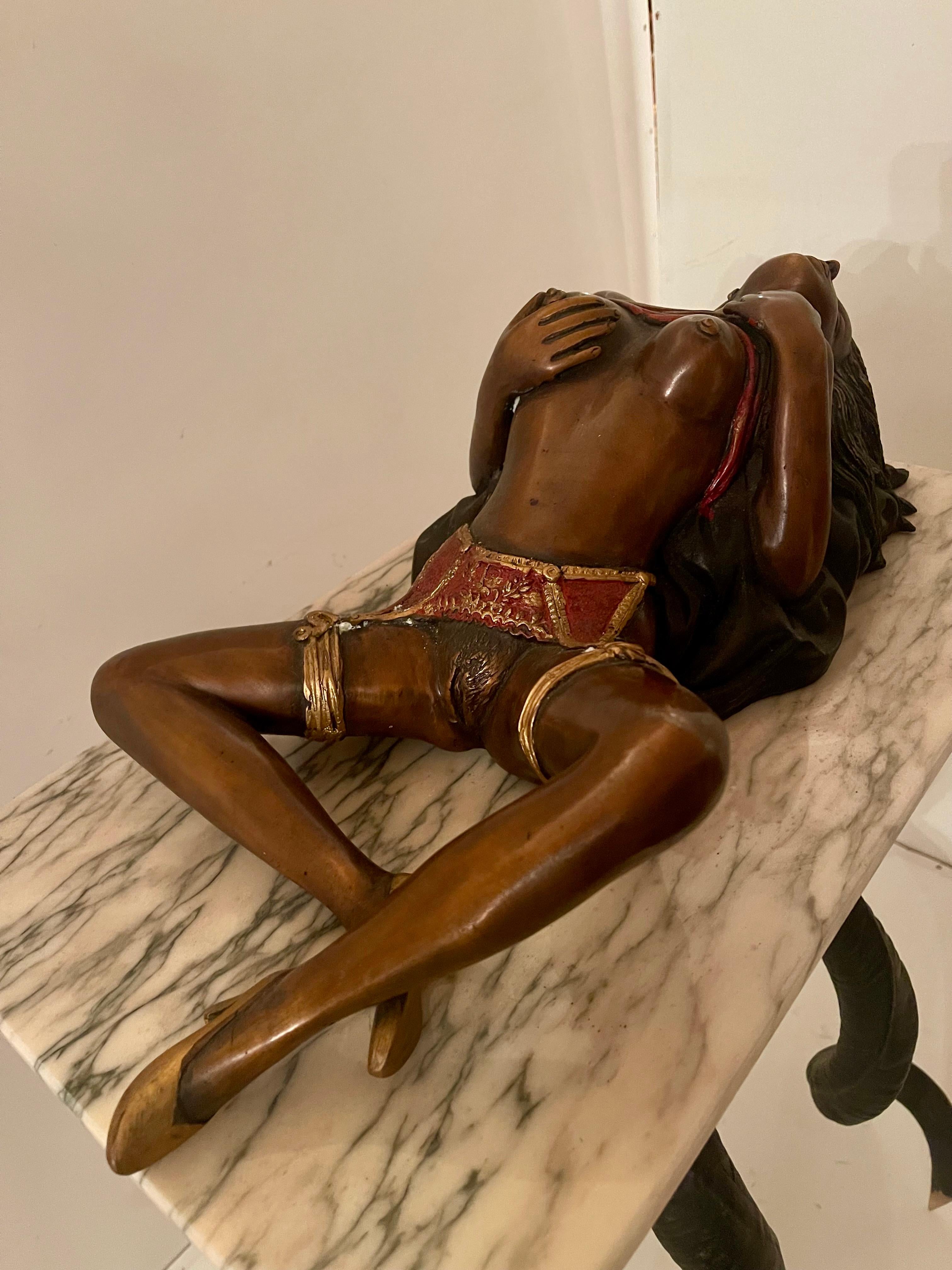 Grande scultura in bronzo donna erotica con base in marmo e corna di animali XX (Bronze) im Angebot