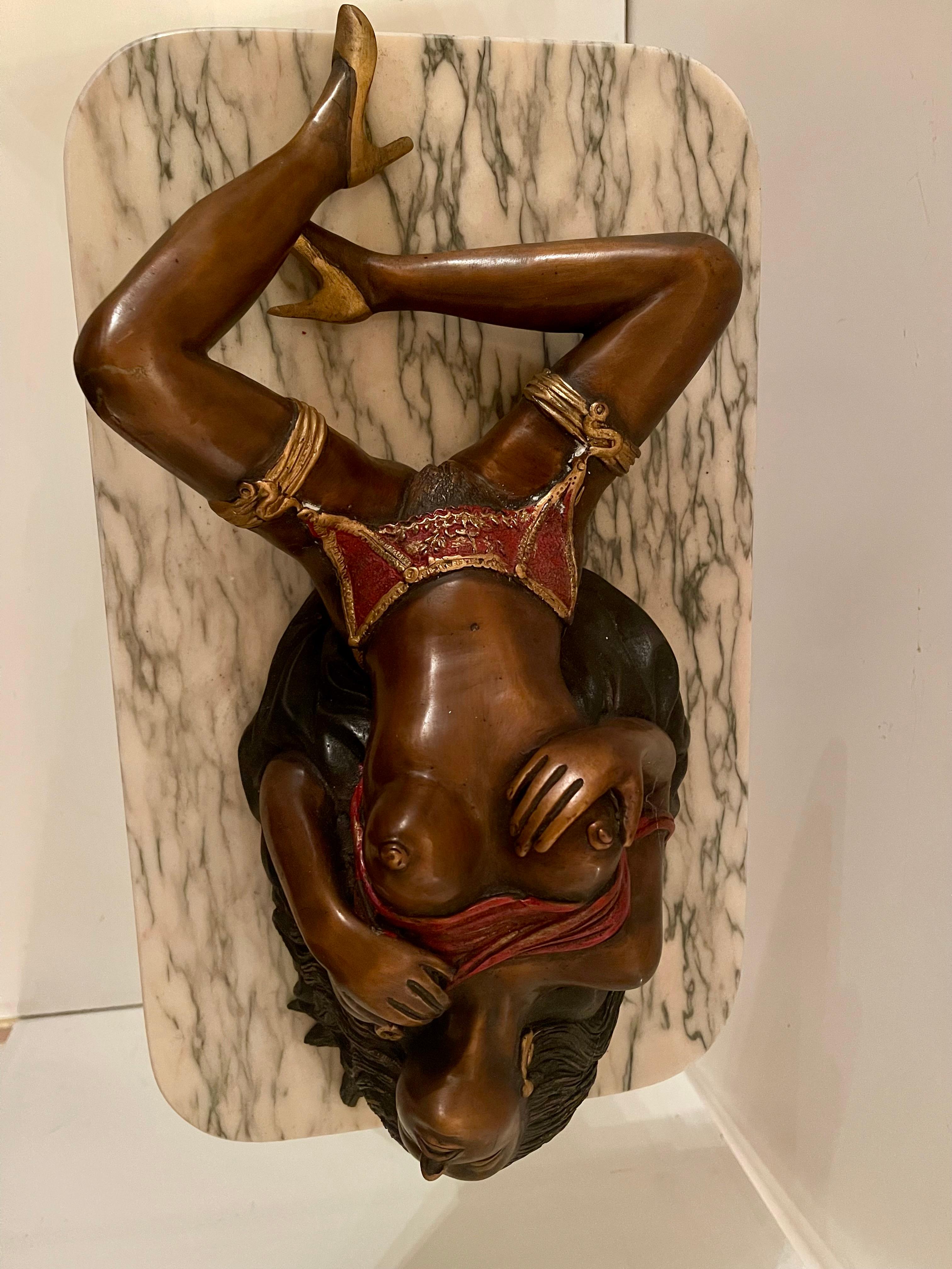 Grande scultura in bronzo donna erotica con base in marmo e corna di animali XX im Angebot 1
