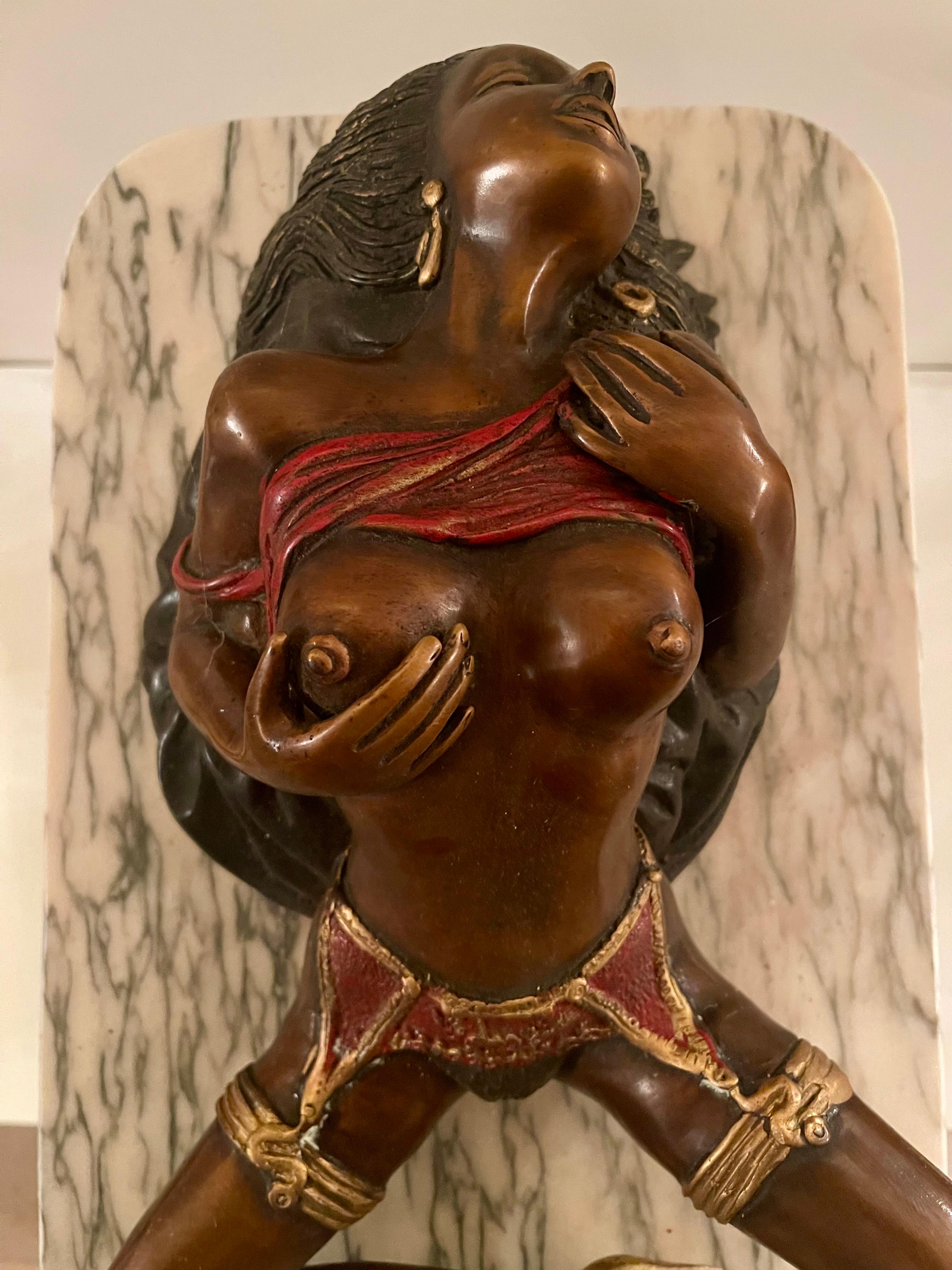 Grande scultura in bronzo donna erotica con base in marmo e corna di animali XX im Angebot 2