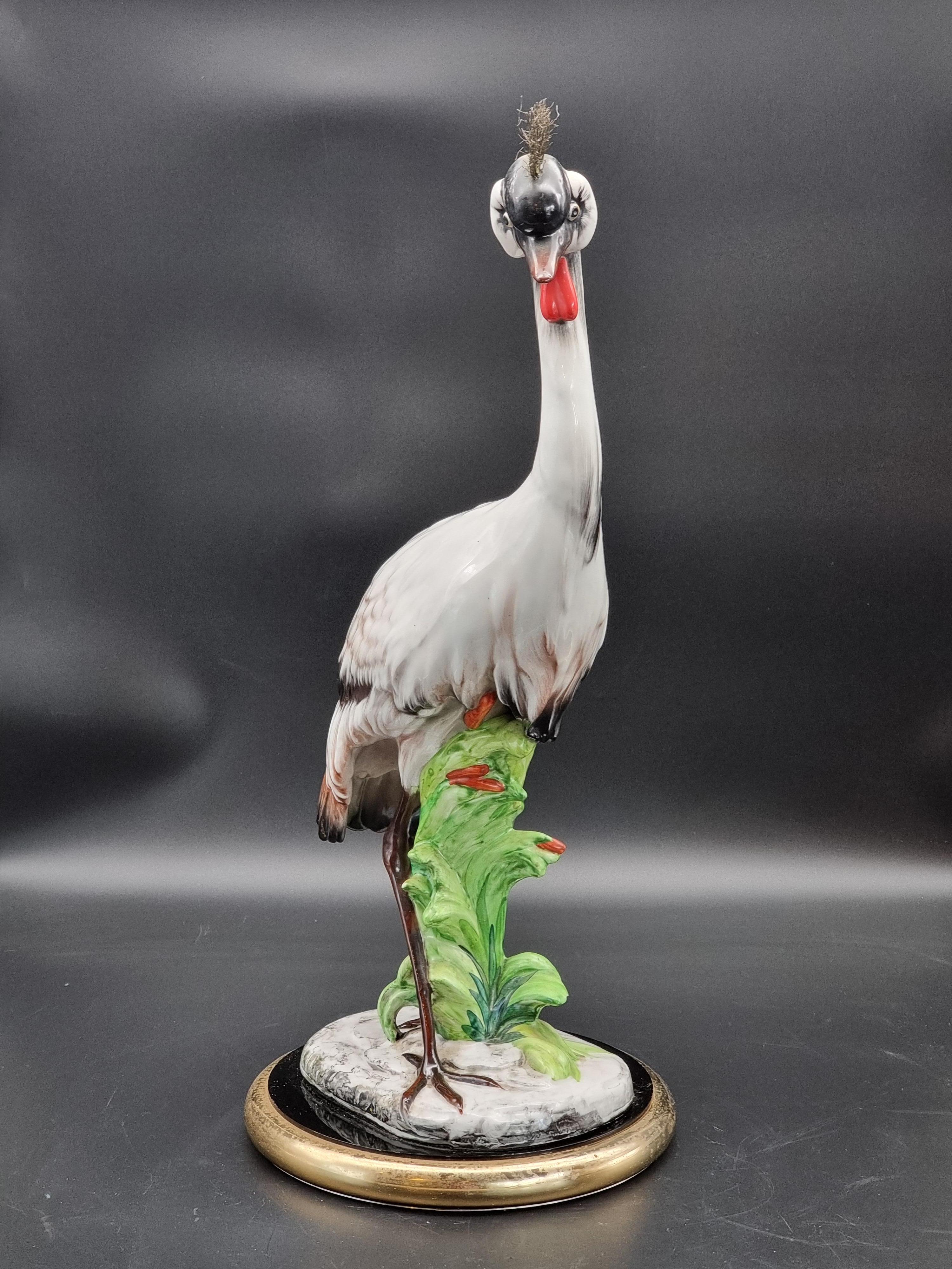 Gran escultura de cerámica vidriada que representa una grulla coronada Art Decó en venta