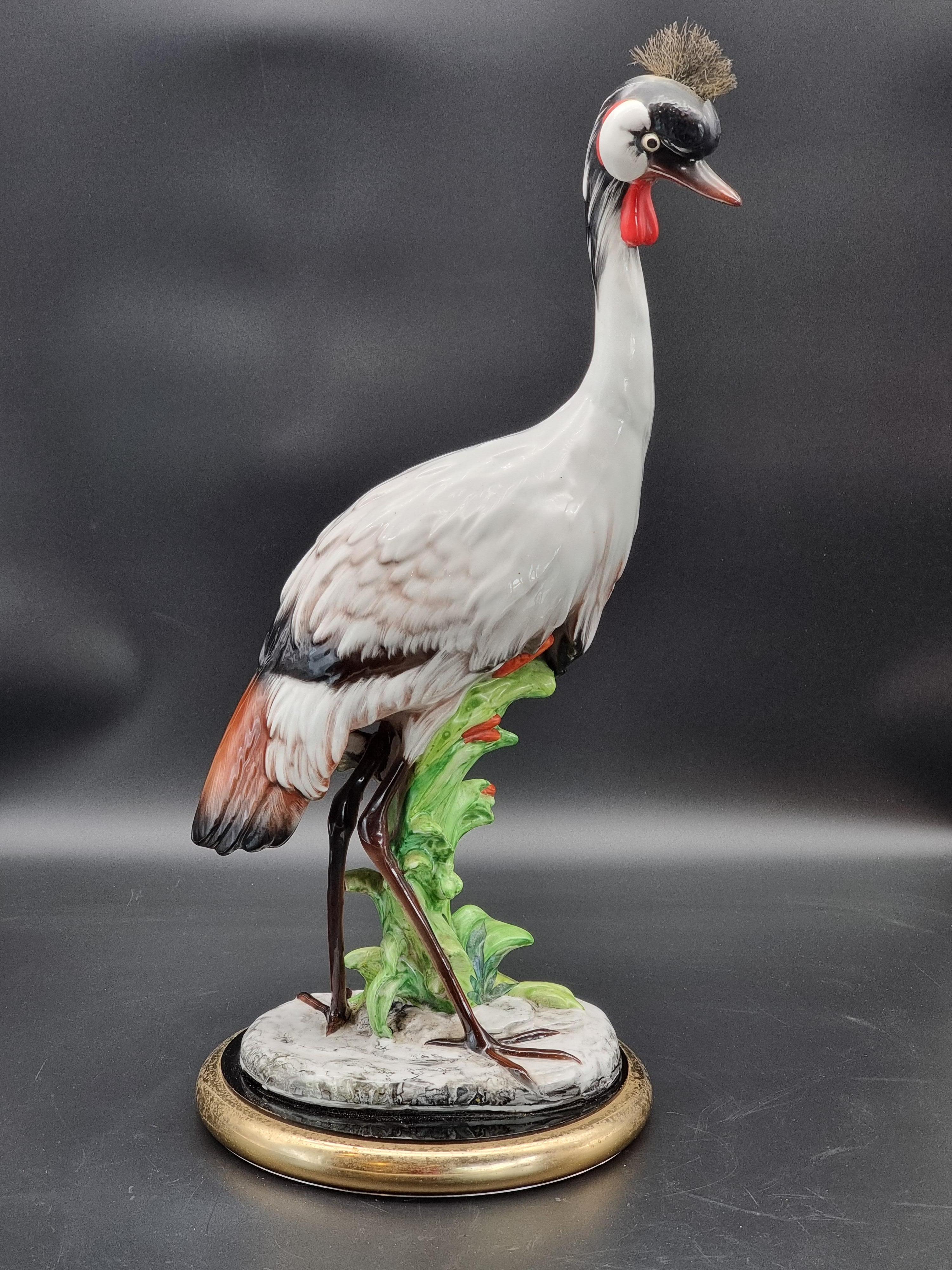 Gran escultura de cerámica vidriada que representa una grulla coronada Italian en venta