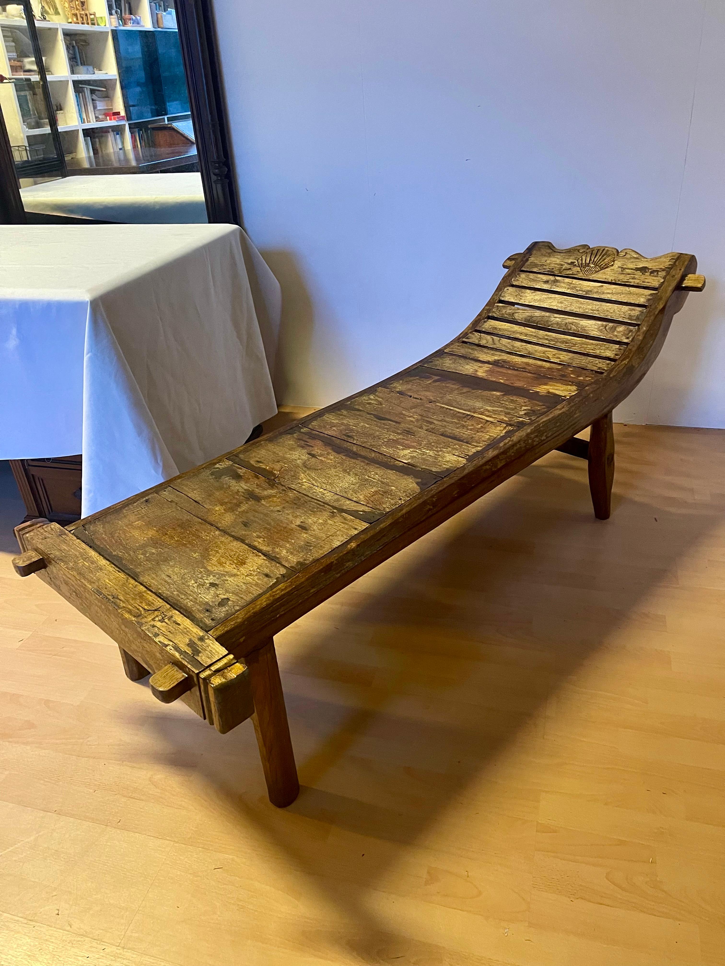 Grande sedia lunga italiana in legno, stile brutalista anni '40 (Italian) im Angebot
