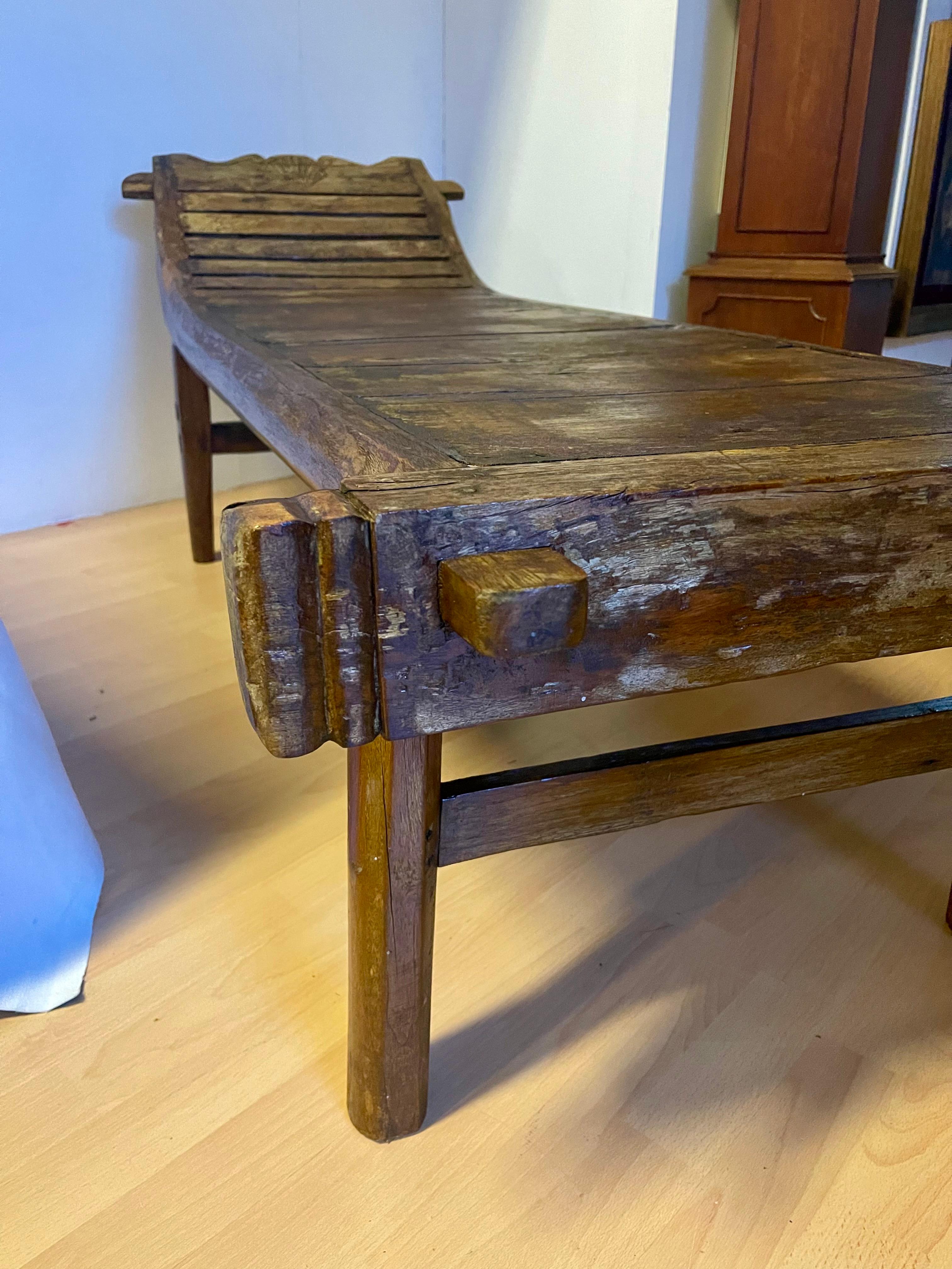 Grande sedia lunga italiana in legno, stile brutalista anni '40 im Zustand „Hervorragend“ im Angebot in Cantù, IT